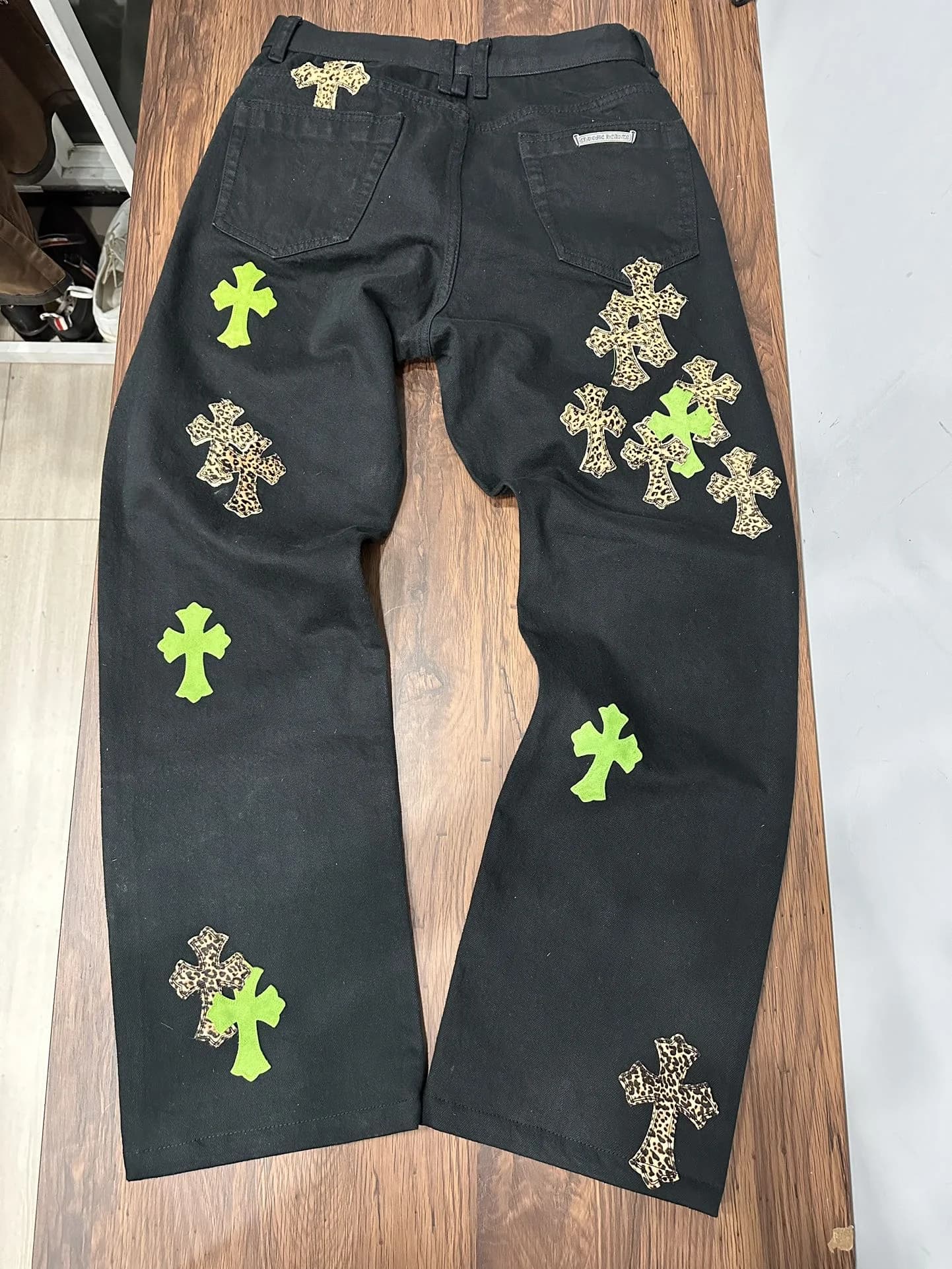 Черные джинсы Chrome Hearts 501 с зелеными и леопардовыми нашивками-крестами, вид сзади