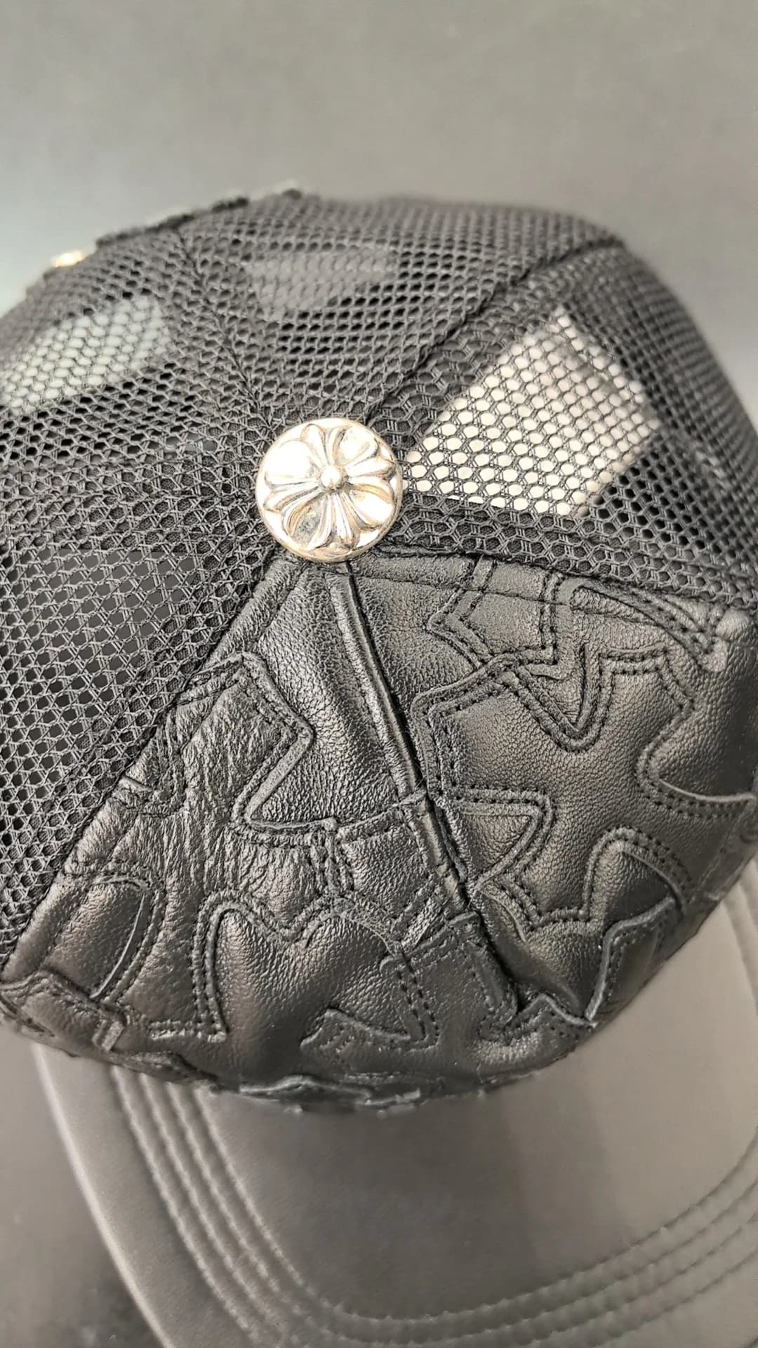 Верхняя часть кепки Chrome Hearts с металлической кнопкой и кожаными крестами