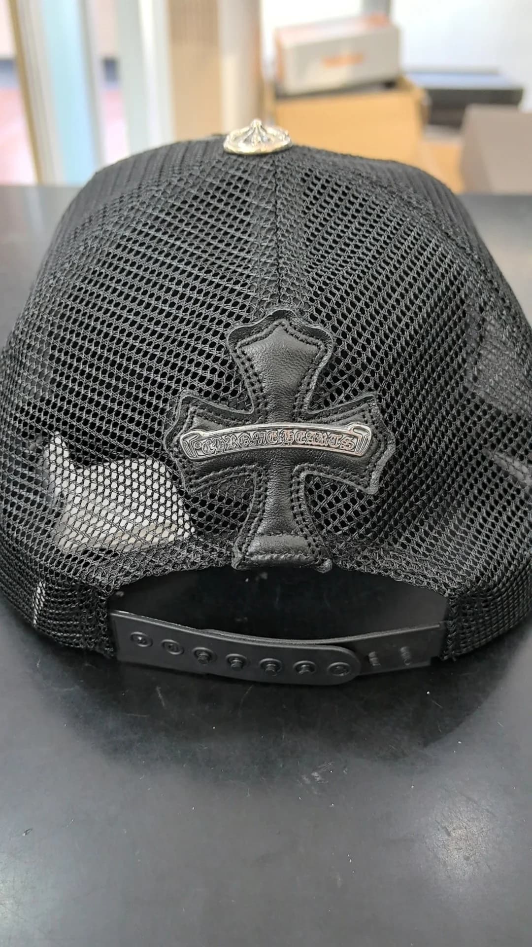 Задняя часть кепки Chrome Hearts с сеткой, пластиковой застежкой и серебряным крестом