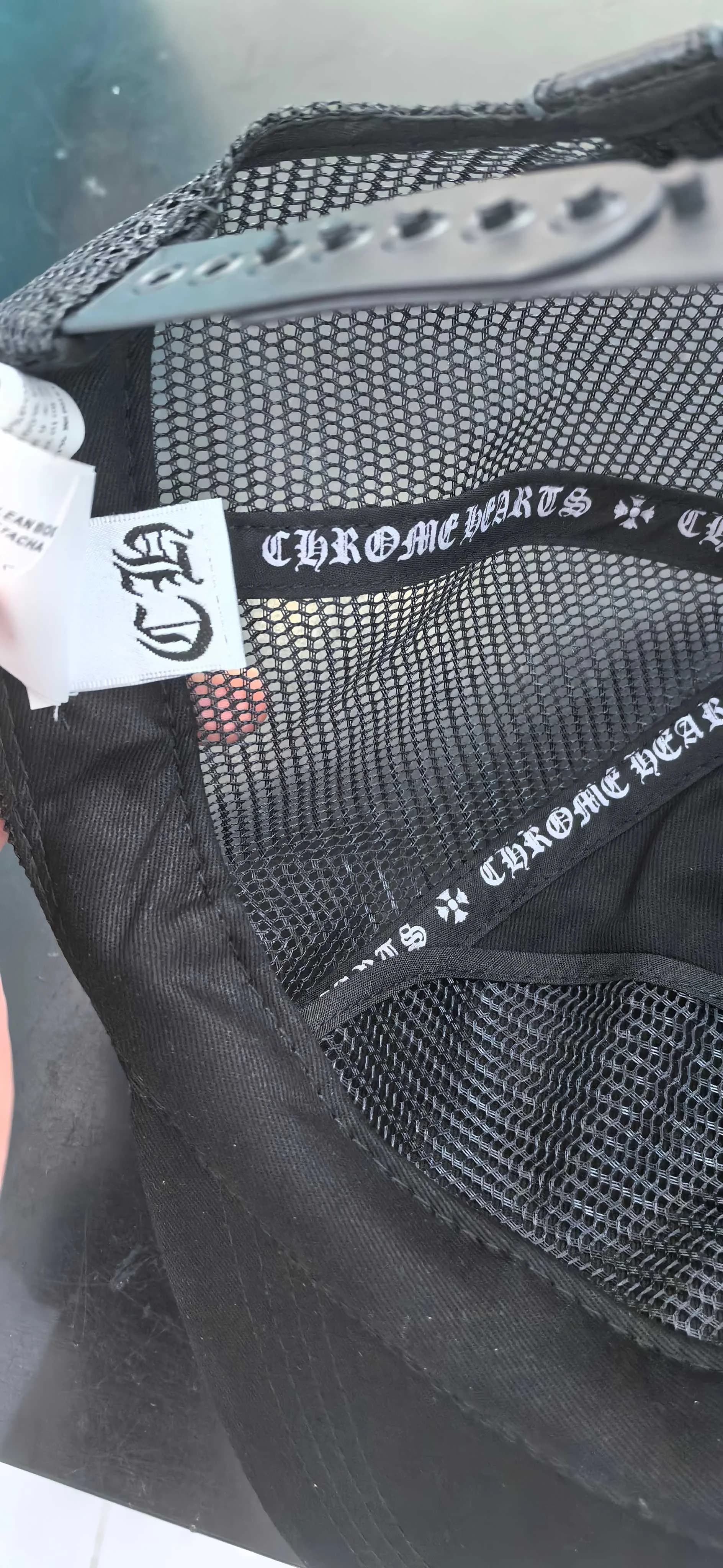 Внутренний ярлык кепки Chrome Hearts с логотипом бренда