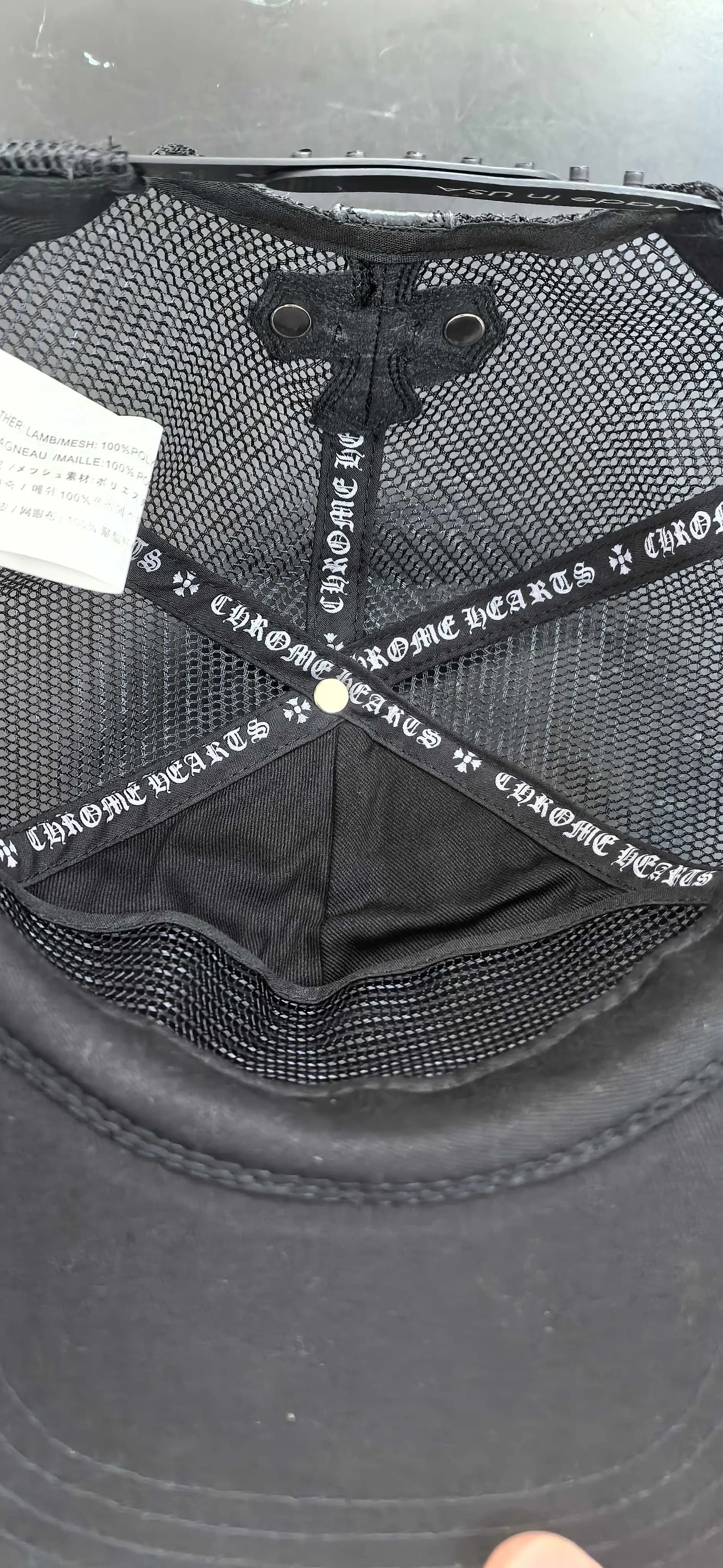 Внутренняя сторона кепки Chrome Hearts с брендированными лентами на швах