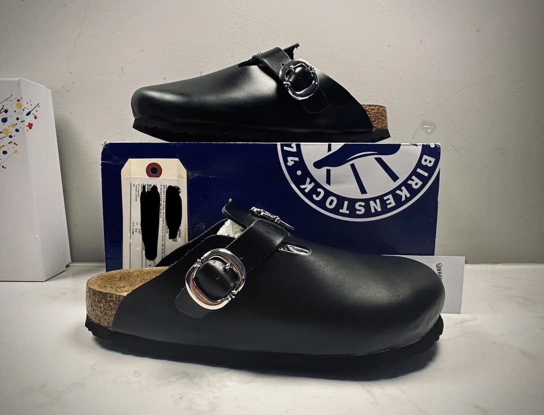 Черные кожаные сабо Chrome Hearts x Birkenstock Boston, вид сбоку с пряжкой