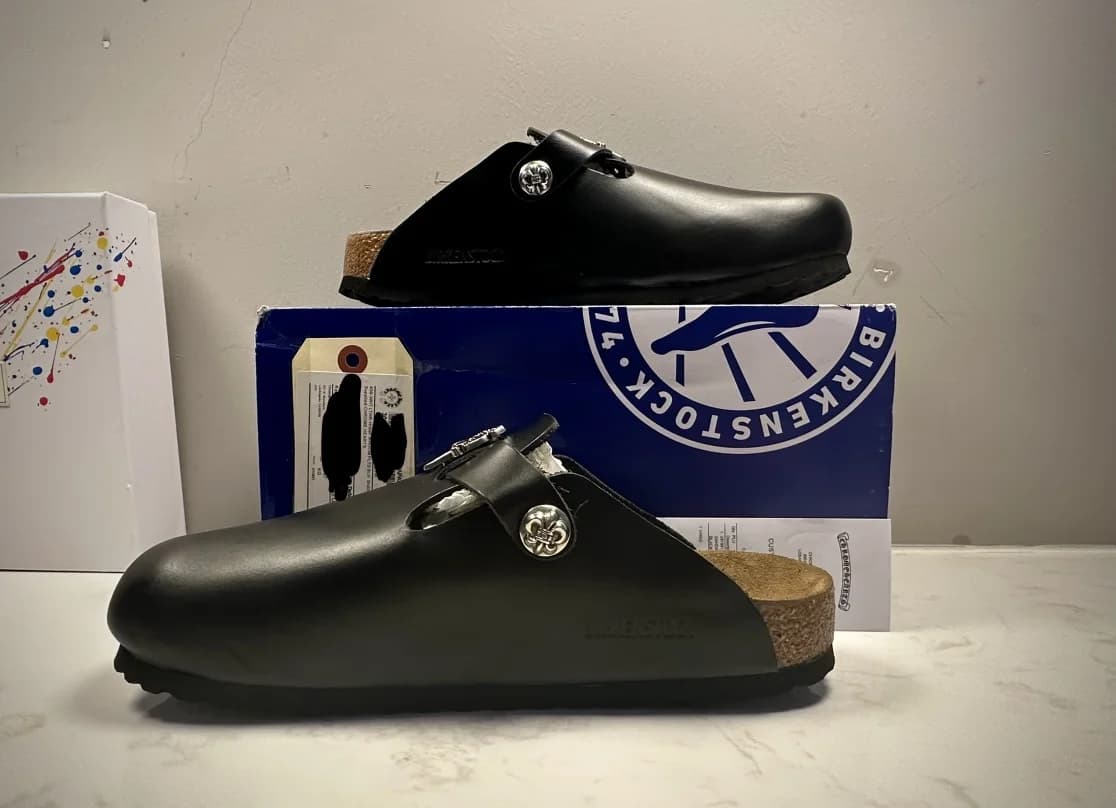 Черные кожаные сабо Chrome Hearts x Birkenstock Boston, вид сбоку с заклепкой
