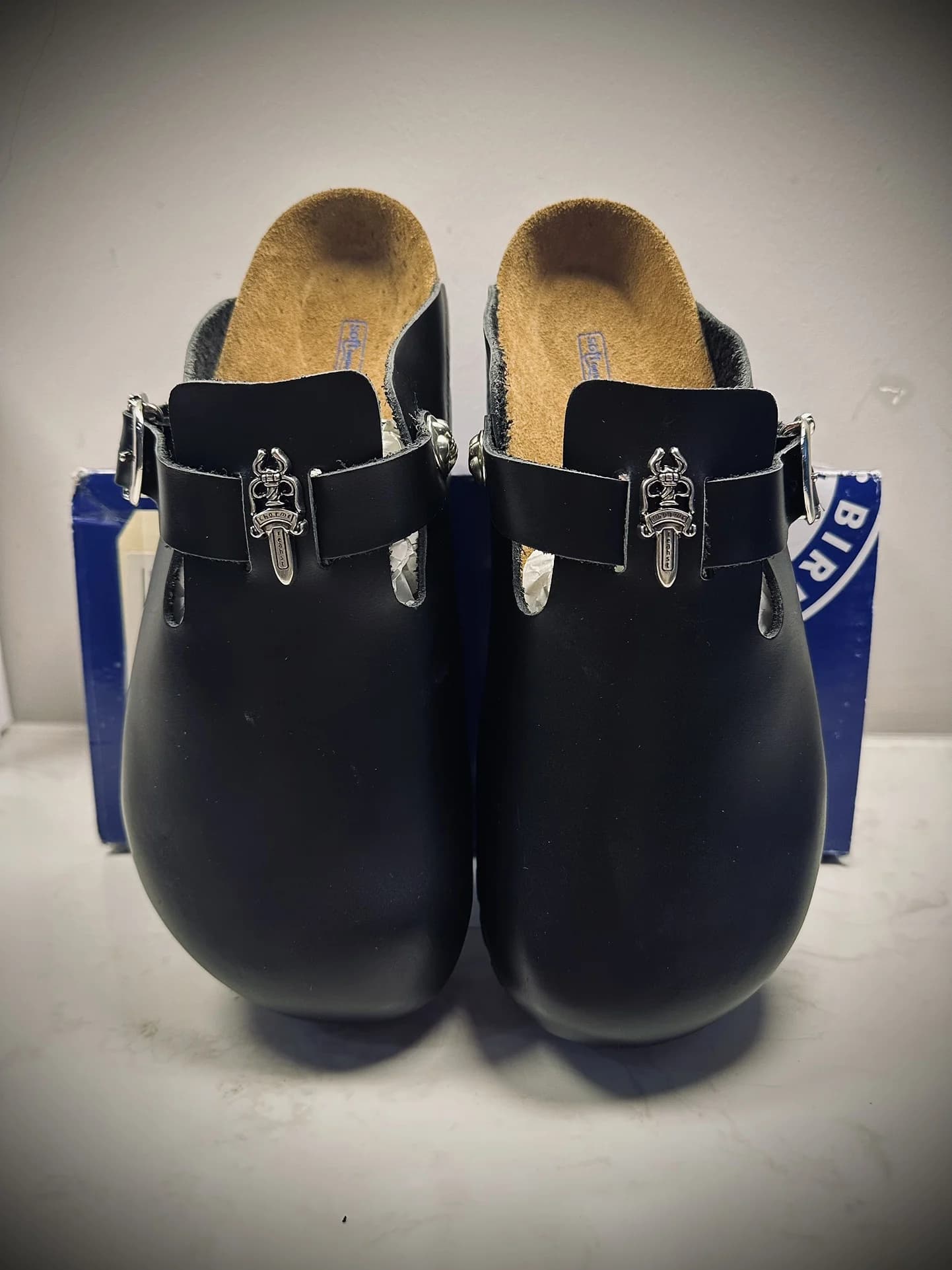 Черные кожаные сабо Chrome Hearts x Birkenstock Boston, вид спереди с фурнитурой в виде кинжалов