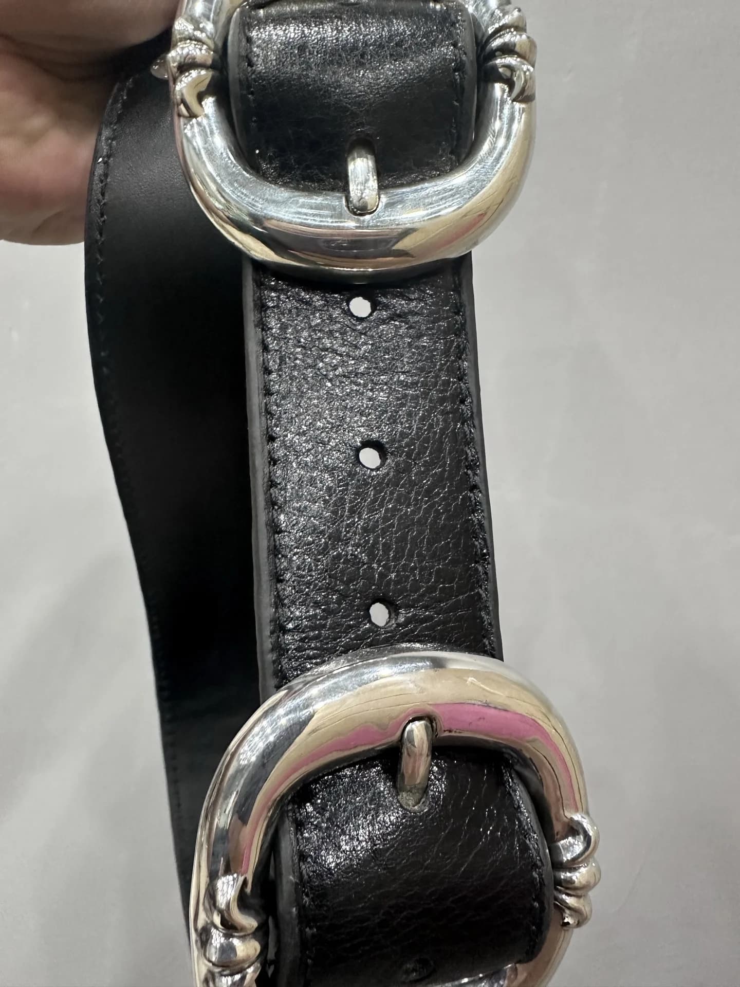 Кожаная полоса ремня Chrome Hearts с отверстиями между двумя пряжками