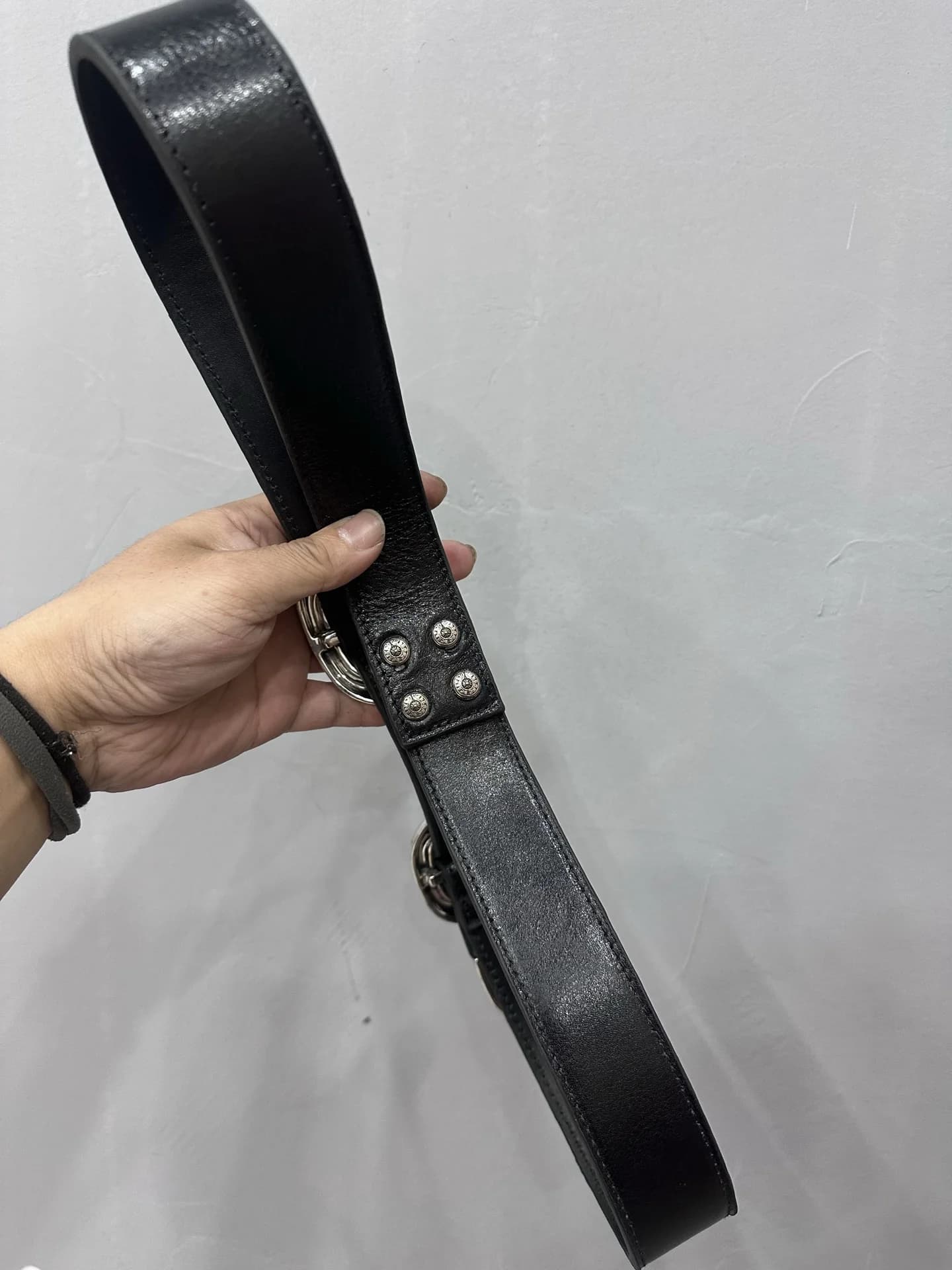 Черный ремень Chrome Hearts с фурнитурой в сложенном виде