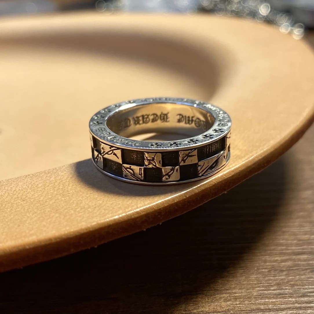 Кольцо Chrome Hearts с шахматным узором и глазами Matty Boy в ракурсе три четверти