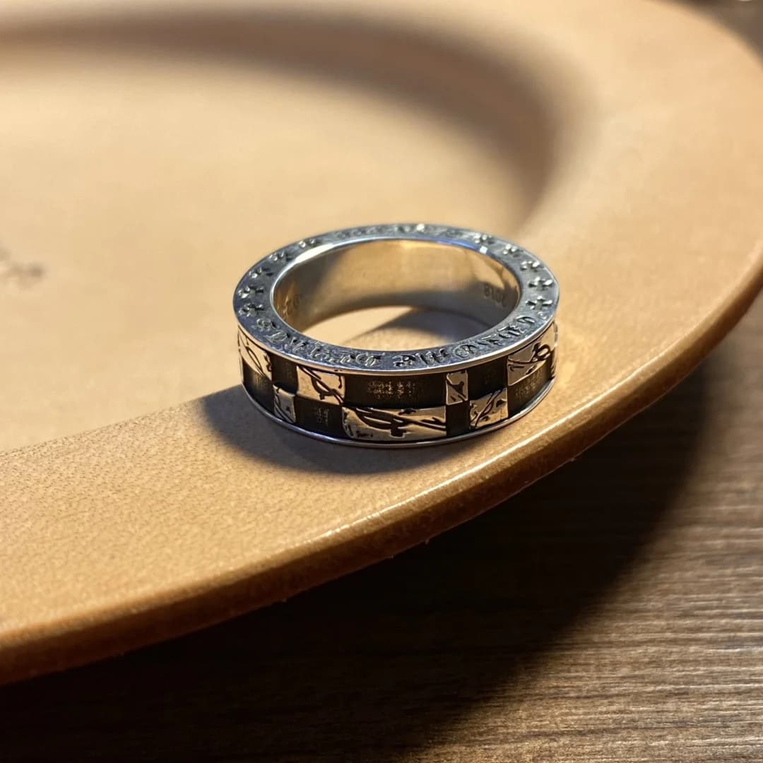 Серебряное кольцо Chrome Hearts Matty Boy на кожаной подставке