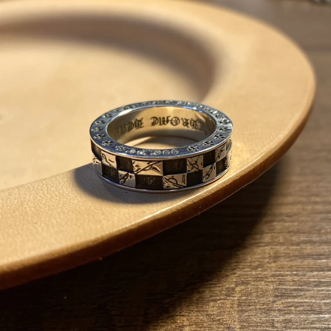 Кольцо Chrome Hearts Matty Boy Eyes из серебра 925 пробы, вид сбоку под углом