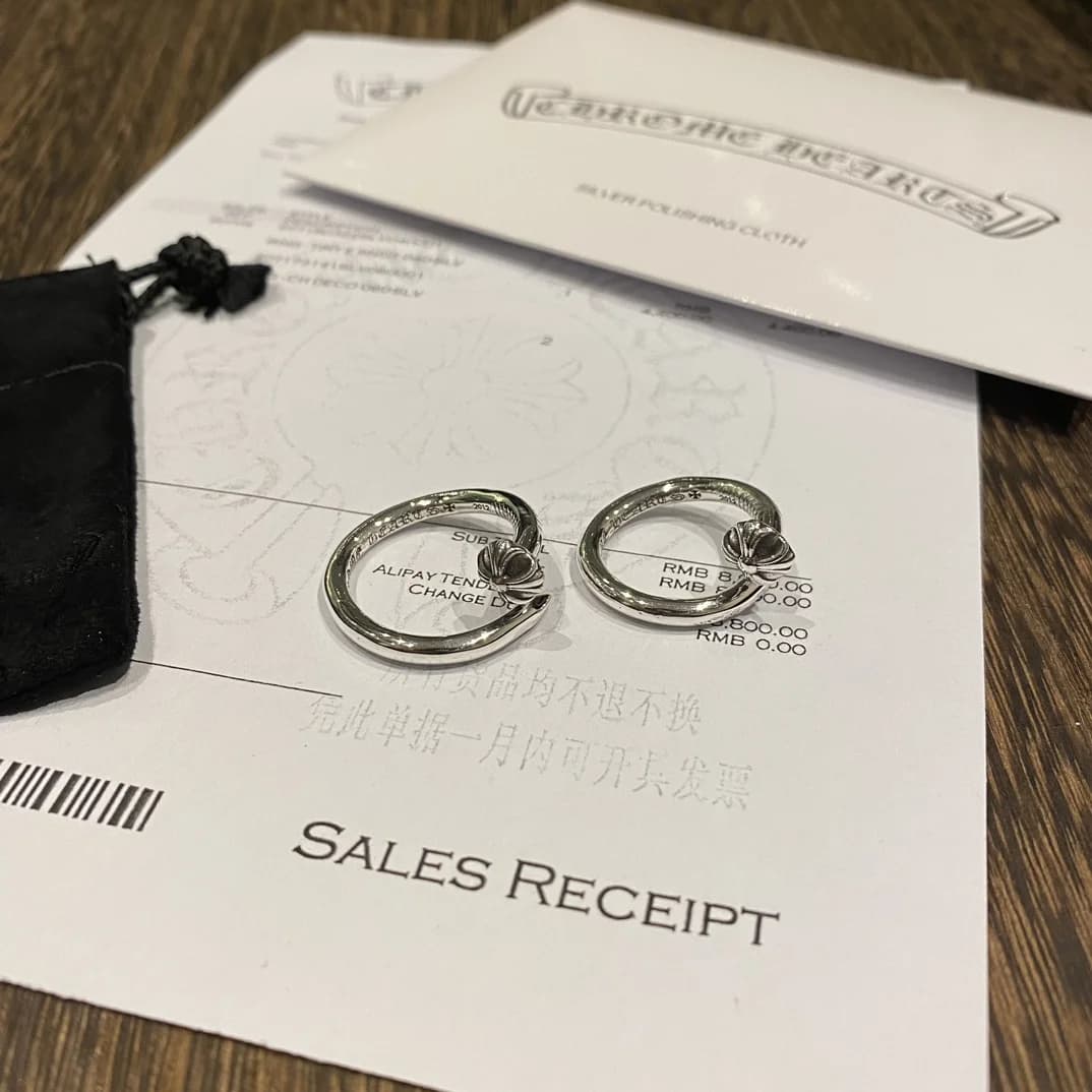 Кольца Chrome Hearts Nail на фоне фирменного чека и полировочной салфетки