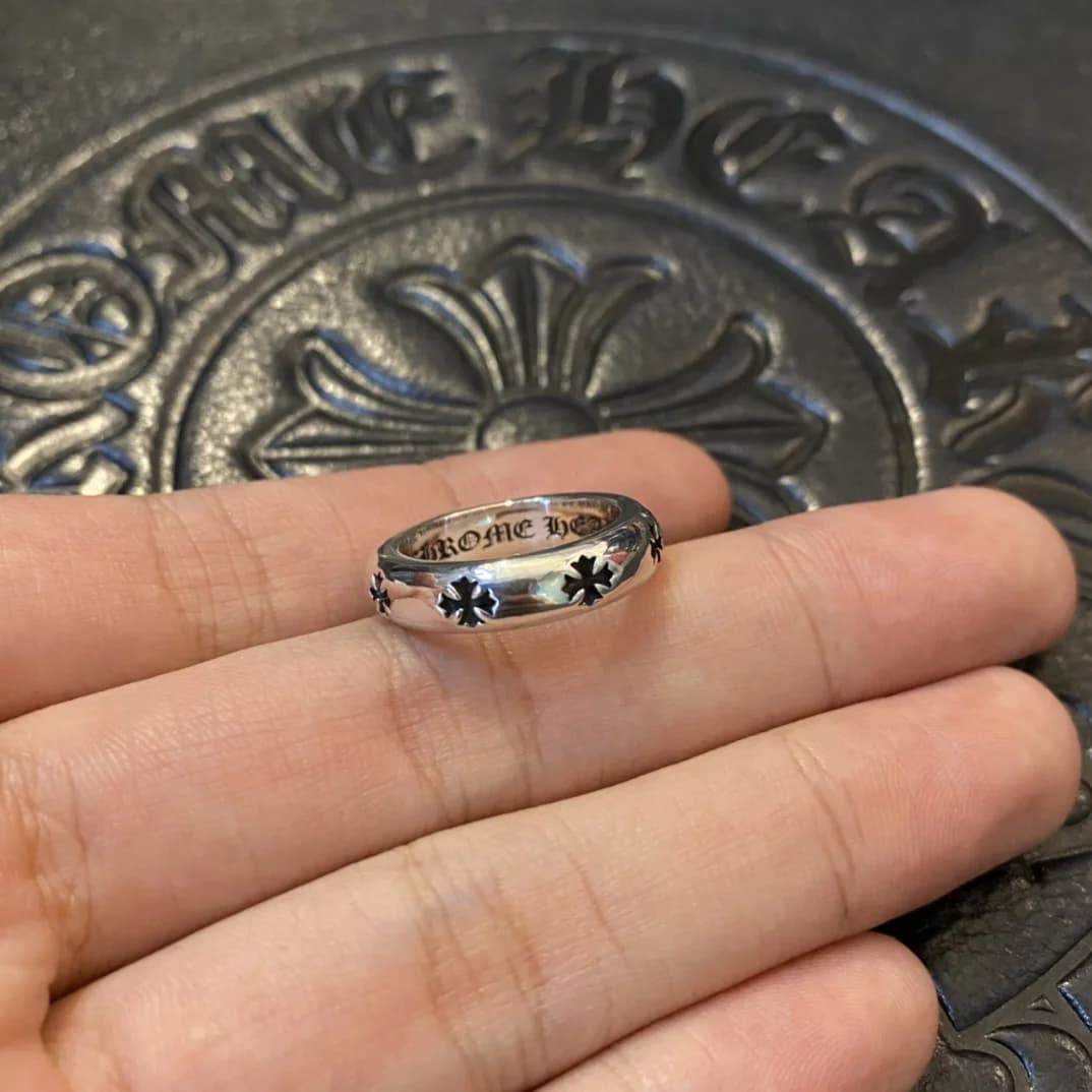 Серебряное кольцо Chrome Hearts с крестами на пальцах руки