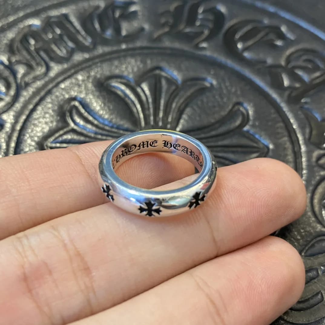 Гравировка бренда на ребре серебряного кольца Chrome Hearts с крестами