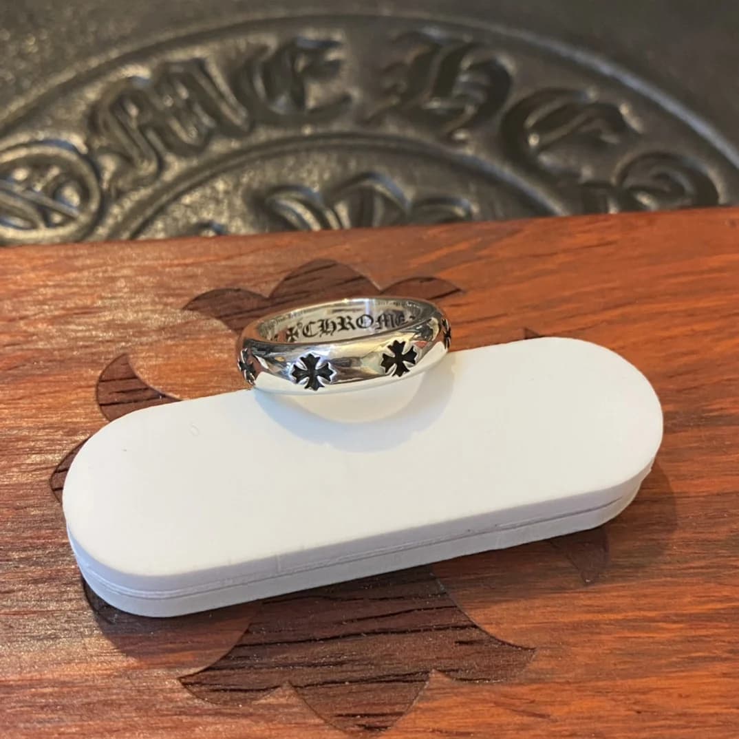 Серебряное кольцо Chrome Hearts на подставке