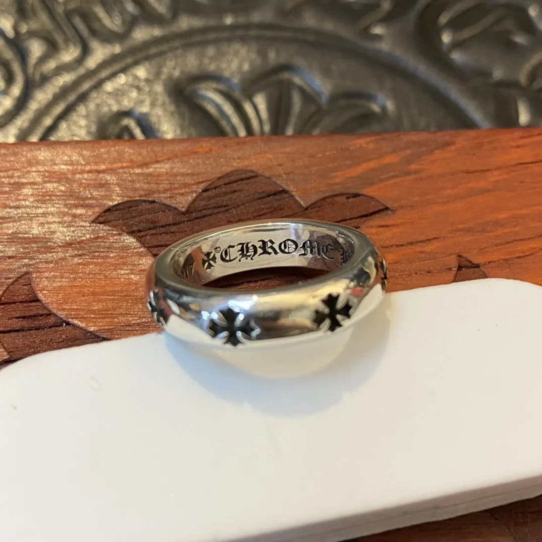 Крупный план рельефных крестов и гравировки на кольце Chrome Hearts