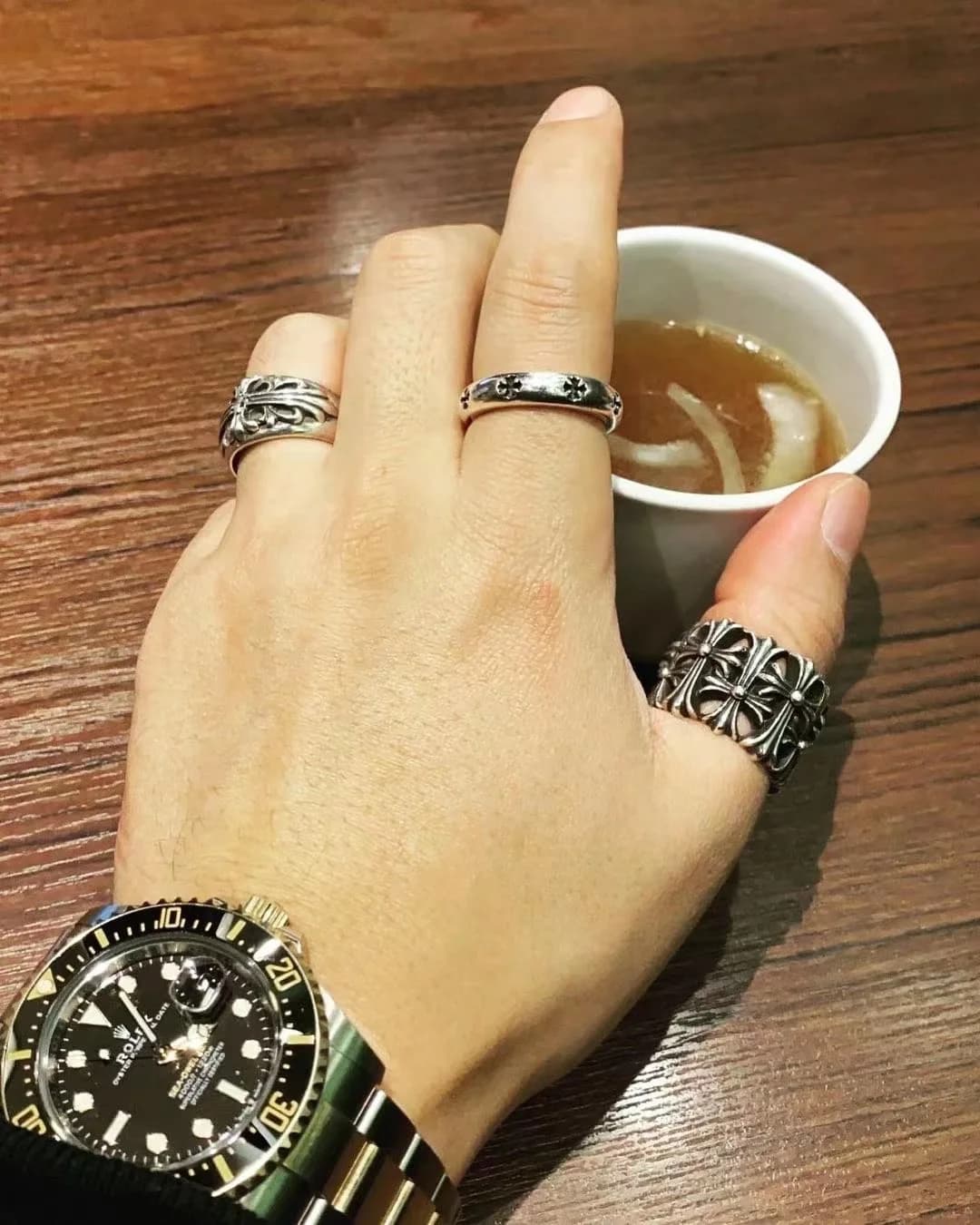 Серебряные кольца Chrome Hearts на руке