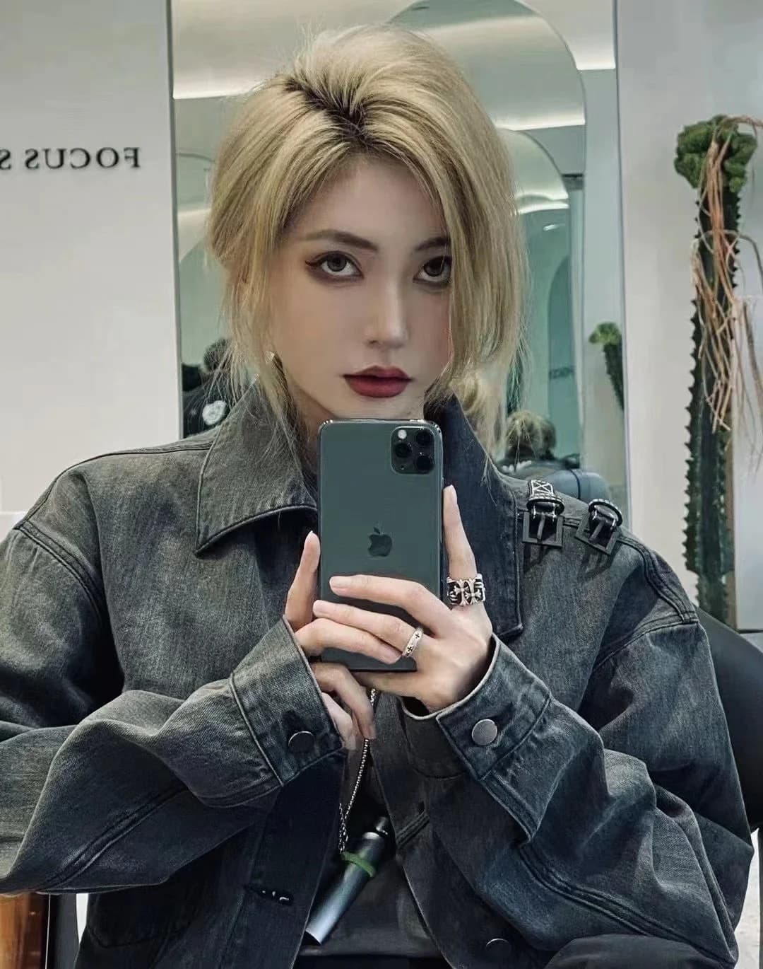 Образ с серебряными украшениями Chrome Hearts