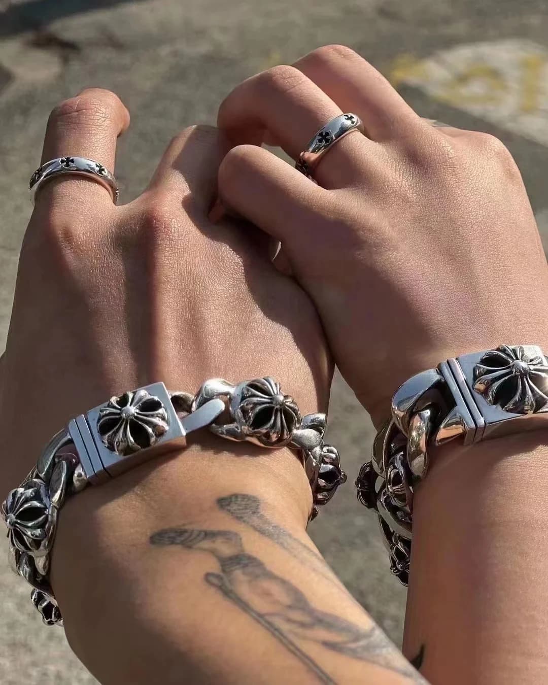 Серебряные кольца и браслеты Chrome Hearts на руках