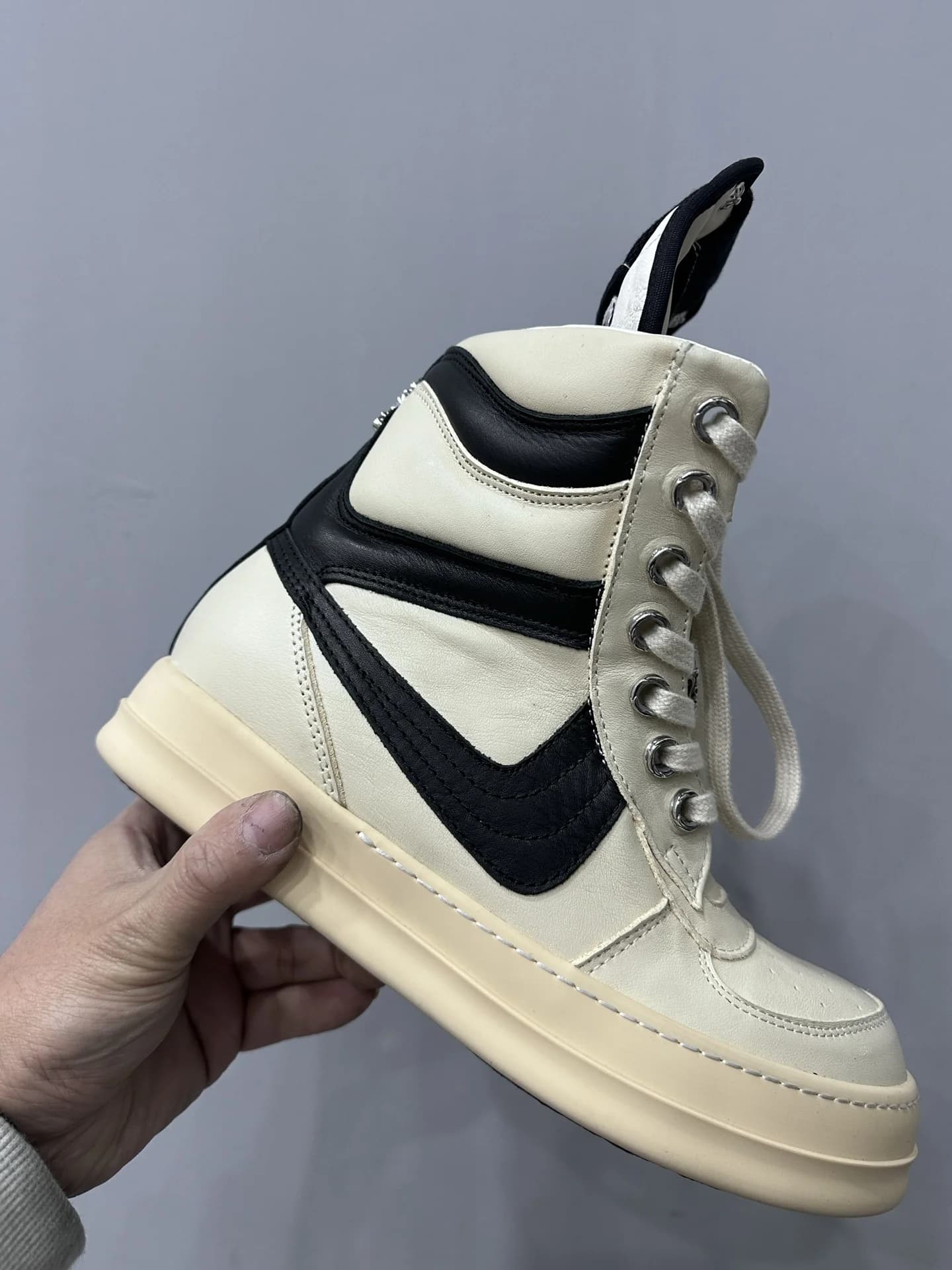 Вид сбоку на кеды Chrome Hearts x Rick Owens Geobasket
