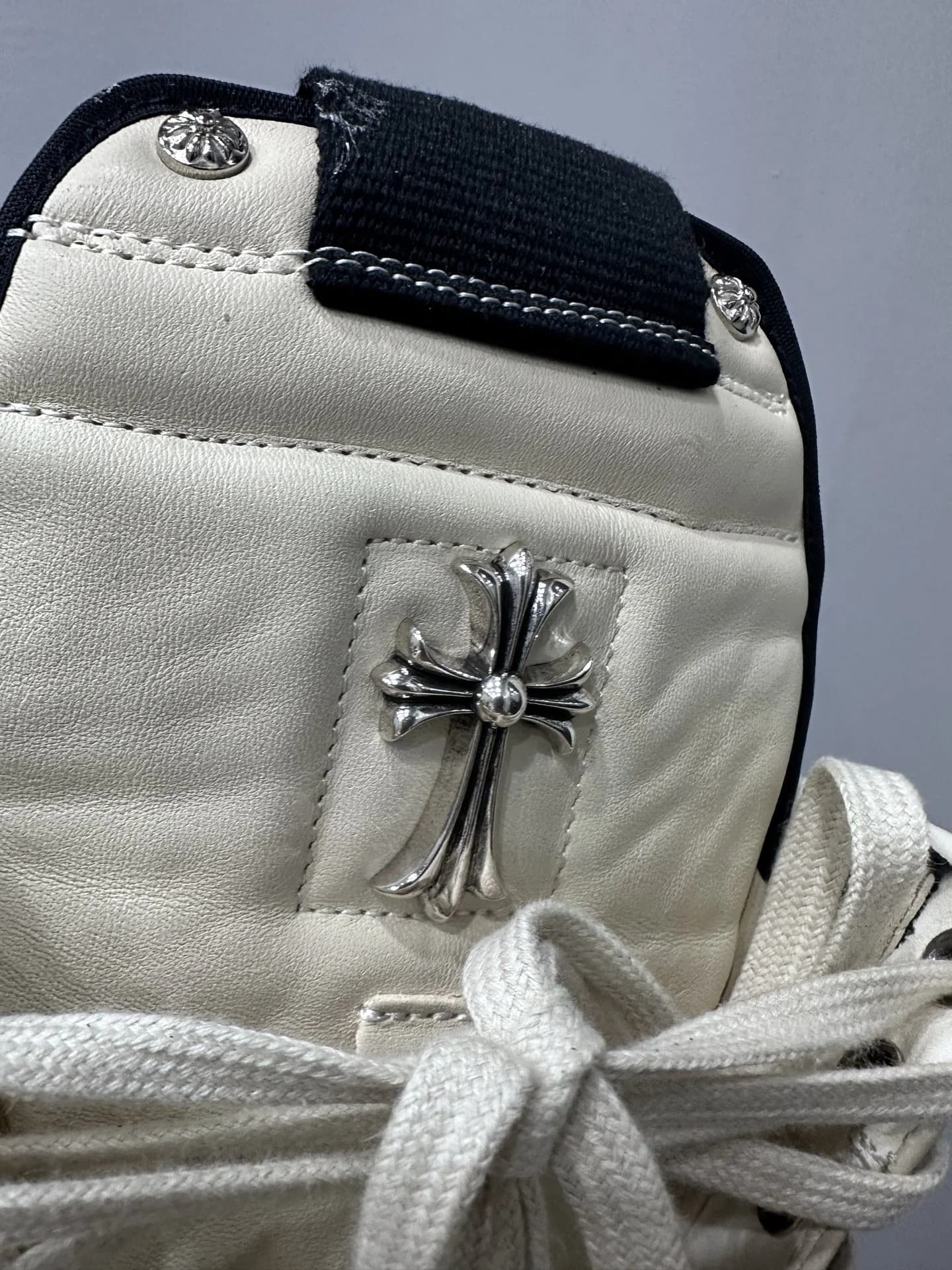 Деталь язычка кед Chrome Hearts x Rick Owens Geobasket с серебряным крестом