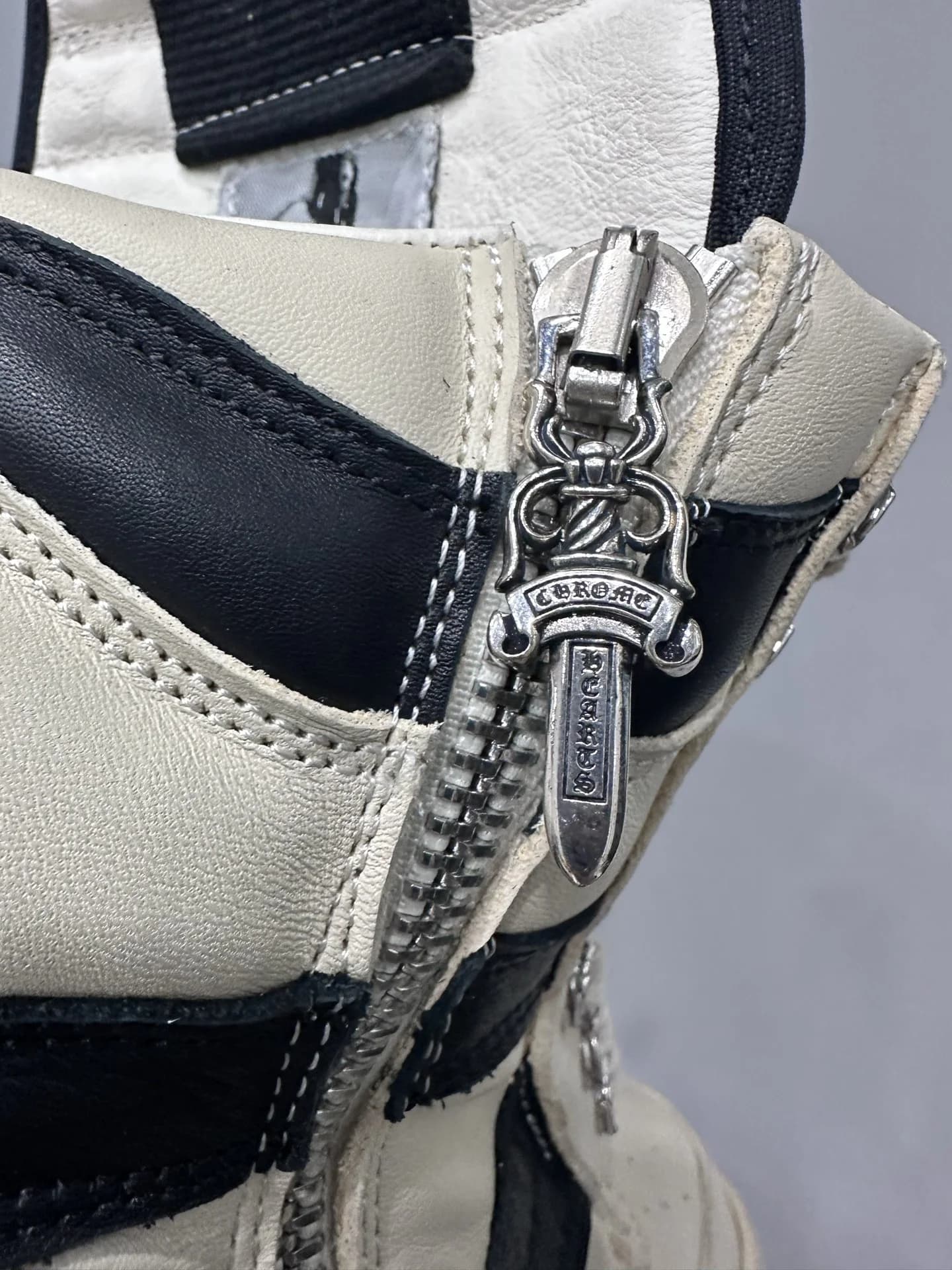 Серебряный пуллер-кинжал Chrome Hearts на молнии кед Rick Owens Geobasket