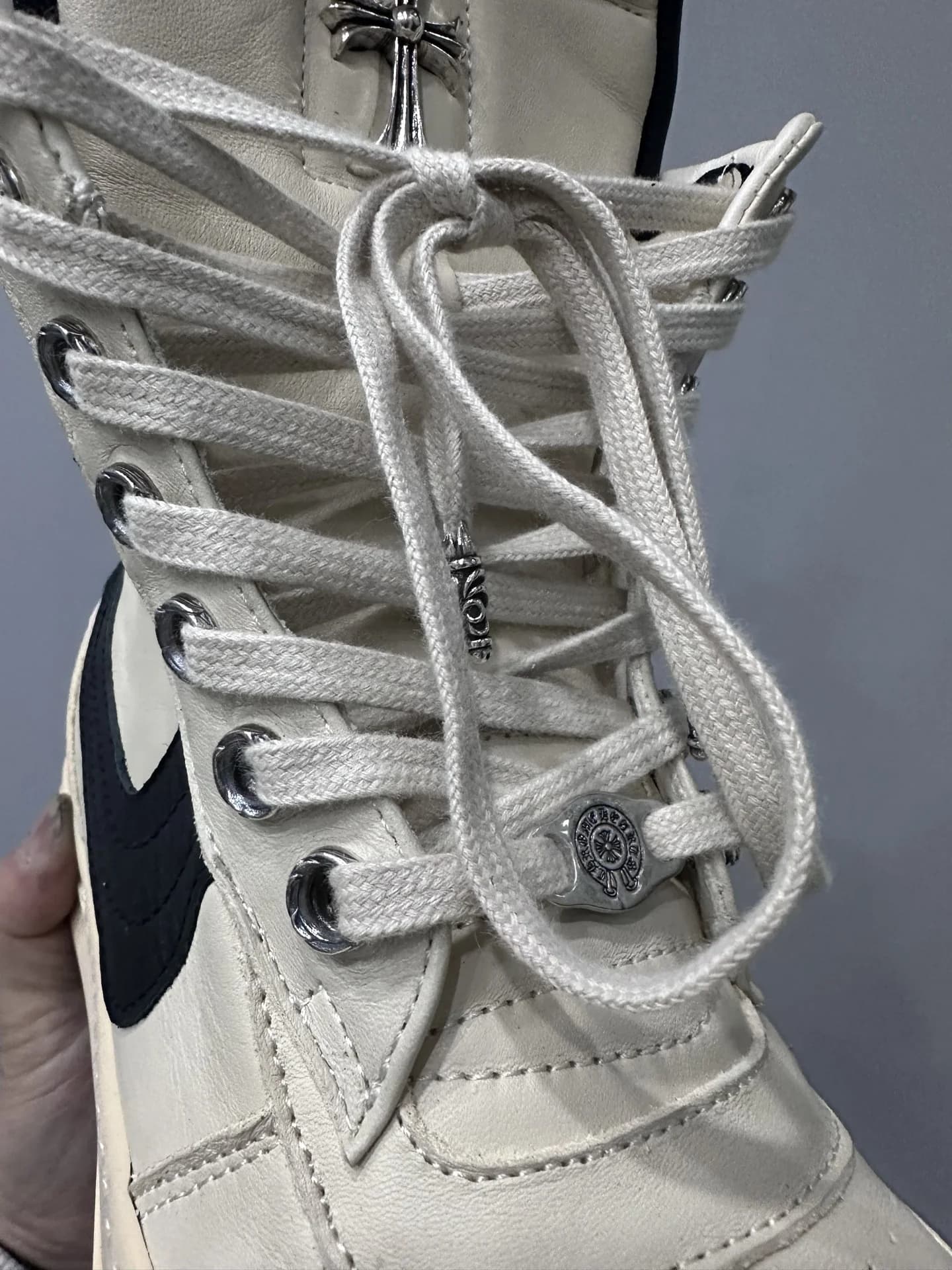 Шнуровка и серебряные люверсы кед Chrome Hearts x Rick Owens Geobasket
