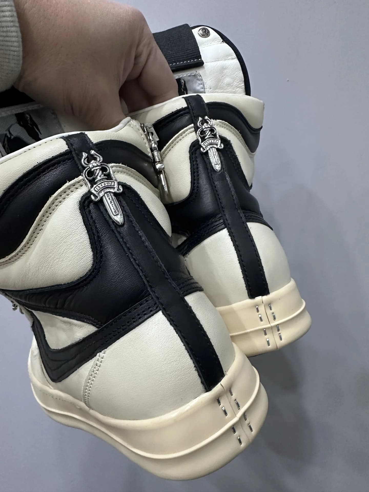 Вид сзади на пару кед Chrome Hearts x Rick Owens Geobasket