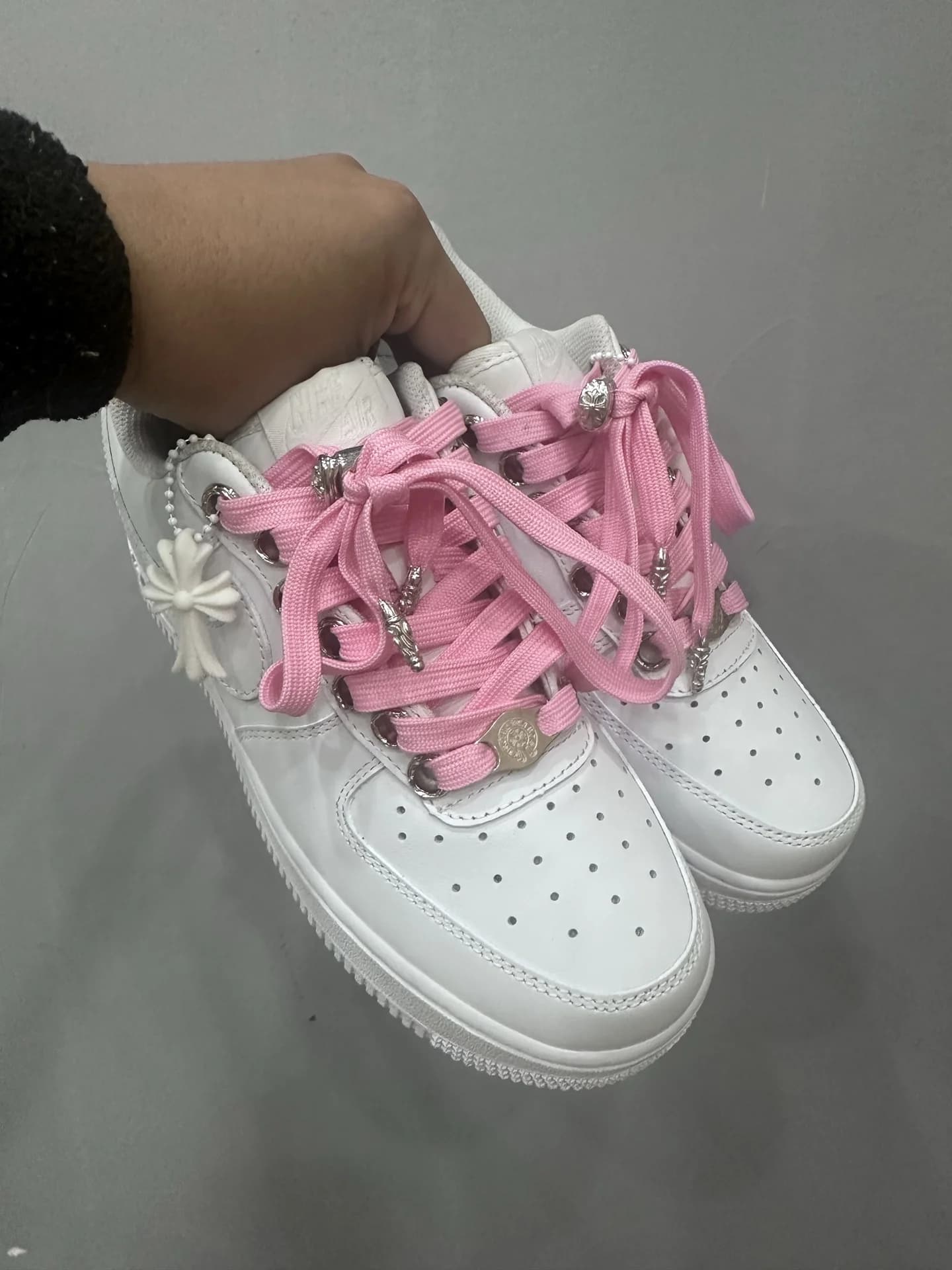 Белые кроссовки Chrome Hearts x Nike Air Force 1 Low с розовыми шнурками, вид сбоку