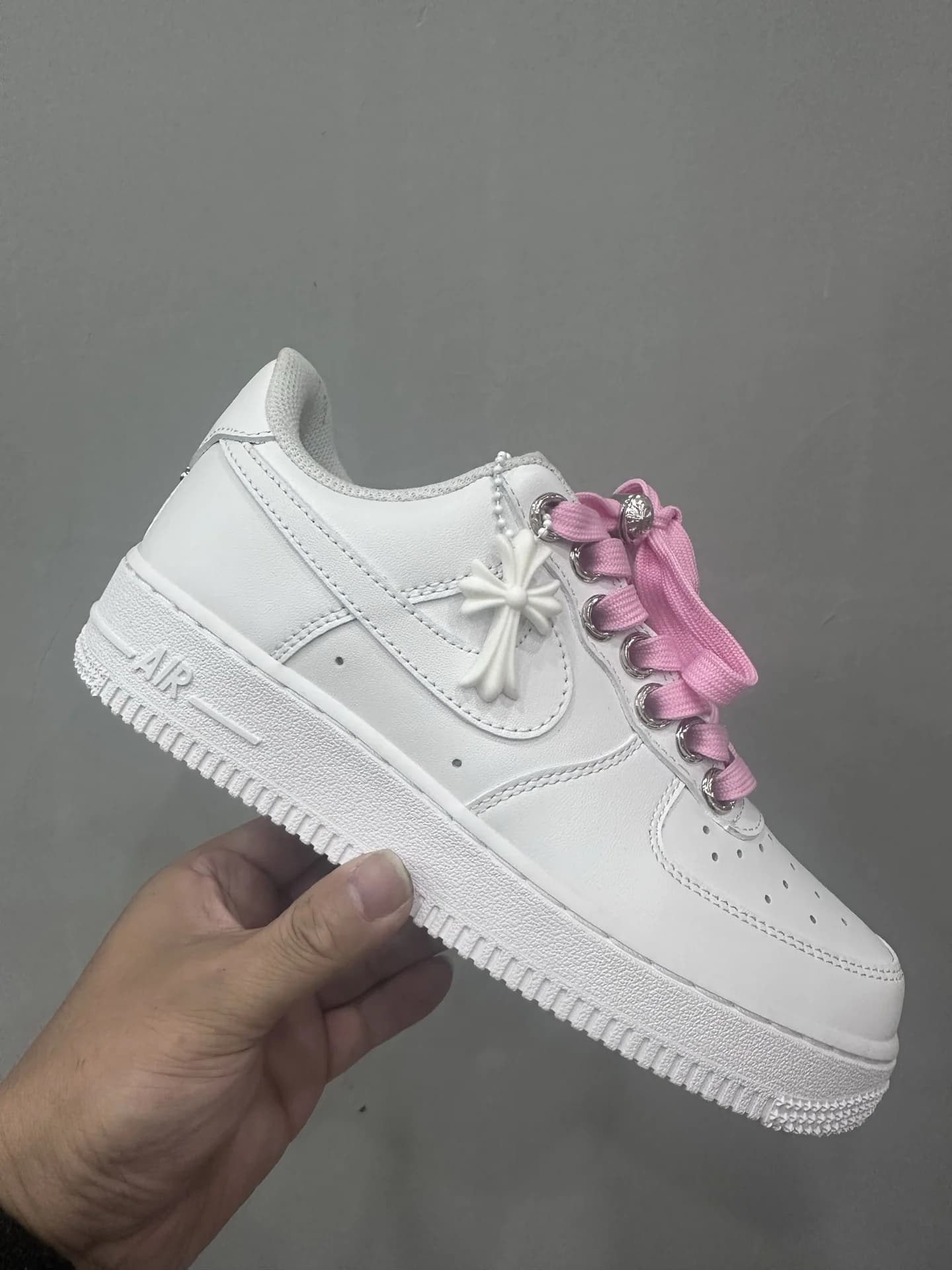 Белые кроссовки Chrome Hearts x Nike Air Force 1 Low с розовыми шнурками, вид сзади