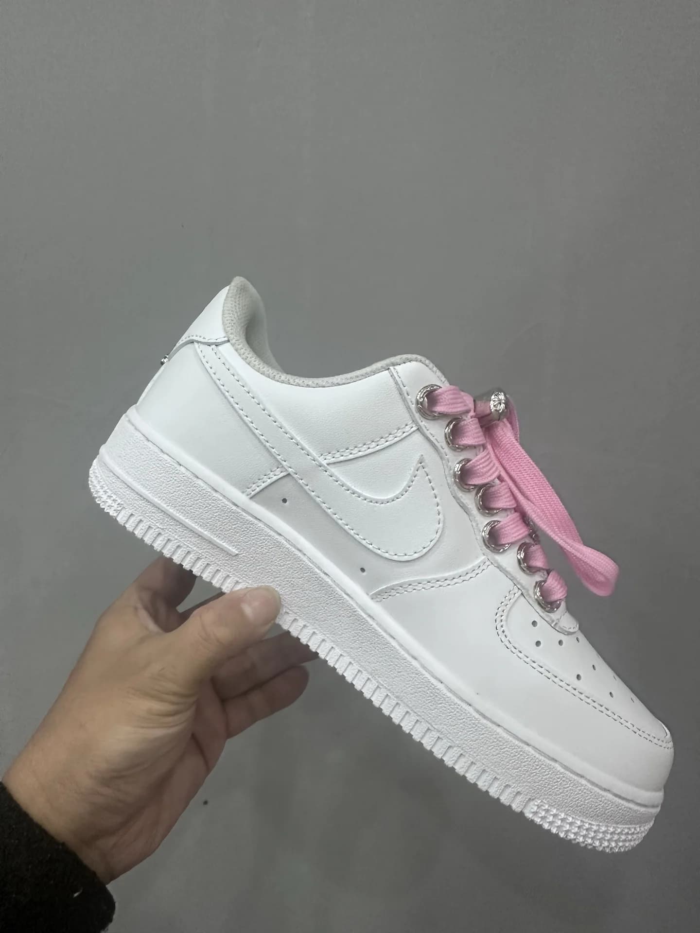 Деталь задника кроссовок Chrome Hearts x Nike Air Force 1 Low с серебряным кинжалом