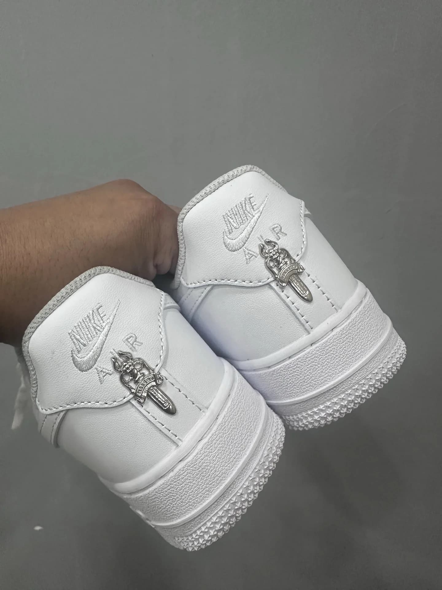 Деталь шнуровки кроссовок Chrome Hearts x Nike Air Force 1 Low с серебряной фурнитурой