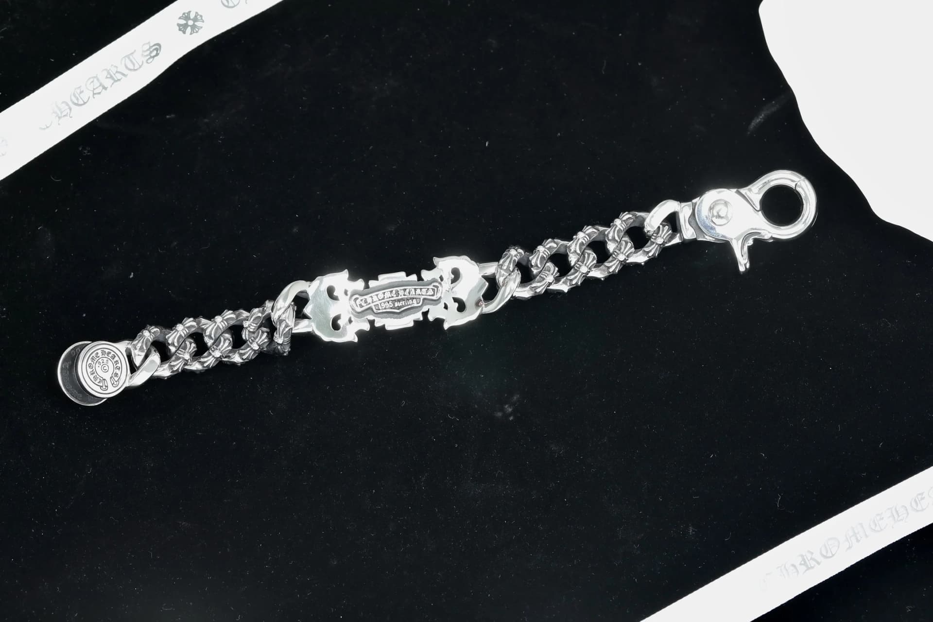 Обратная сторона серебряного браслета-цепи Chrome Hearts во всю длину