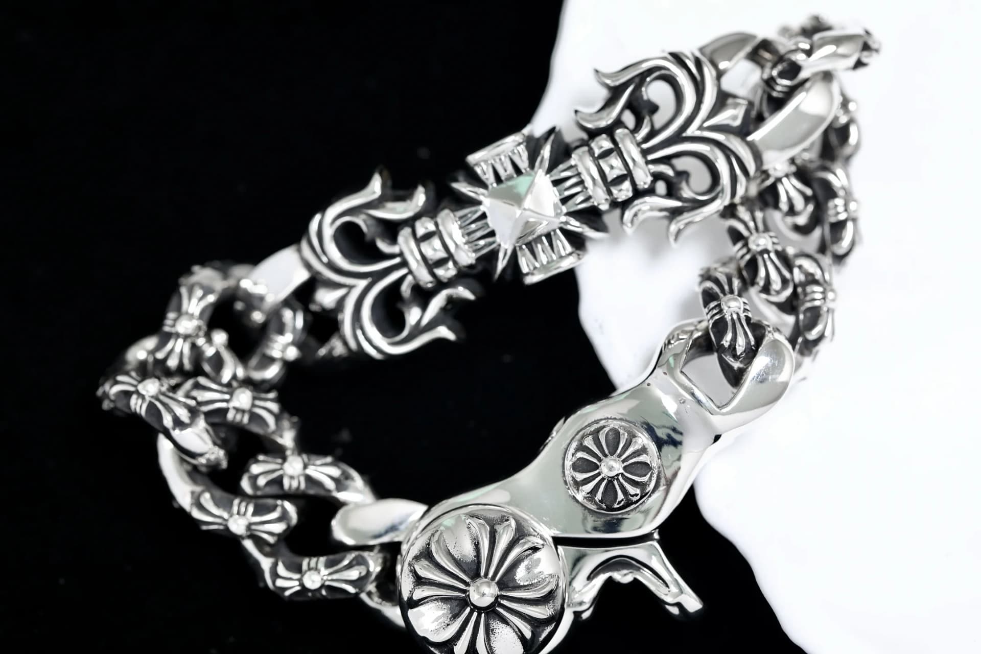 Фактурные звенья и орнаменты серебряного браслета Chrome Hearts