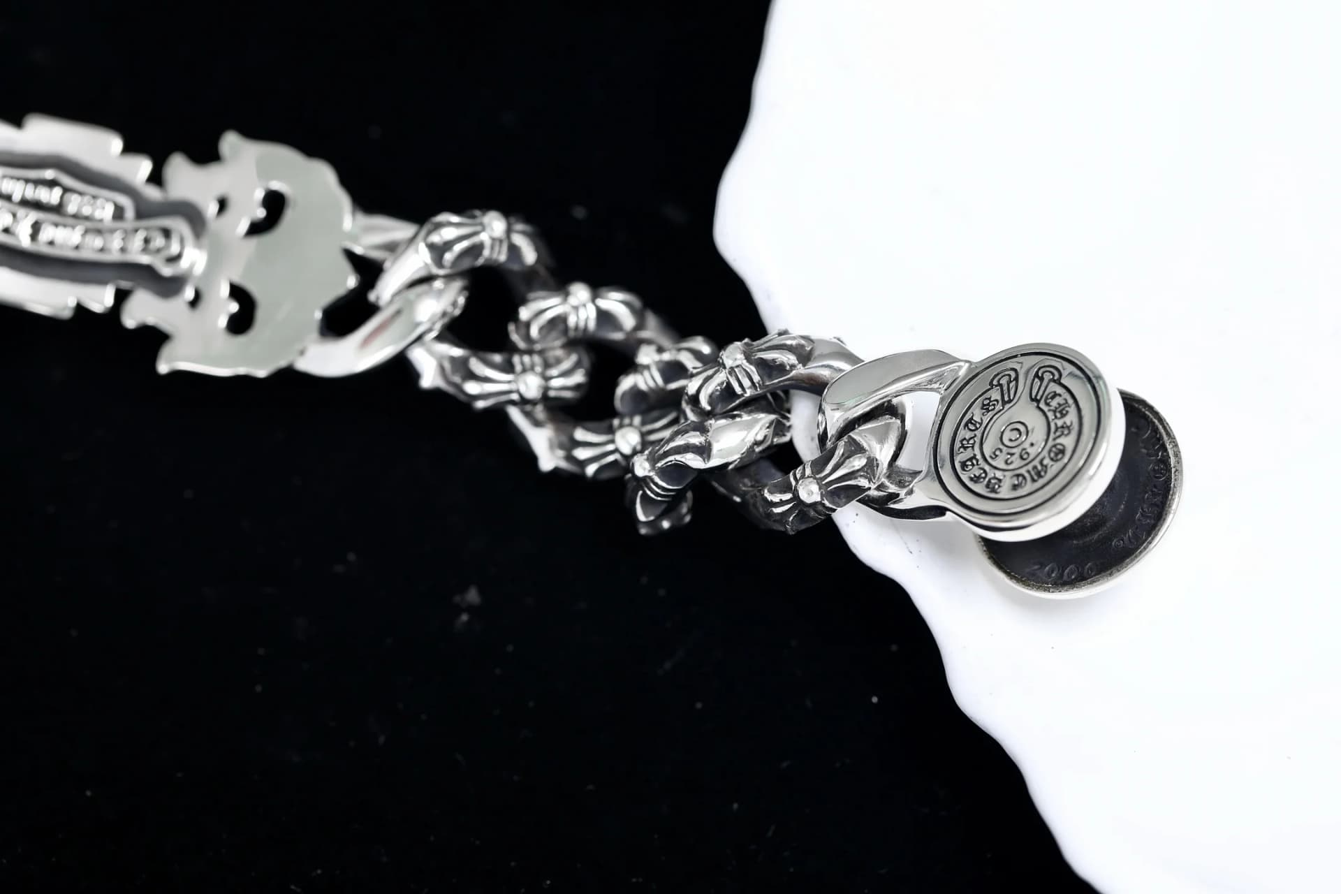 Деталь застежки и обратная сторона концевого звена браслета Chrome Hearts