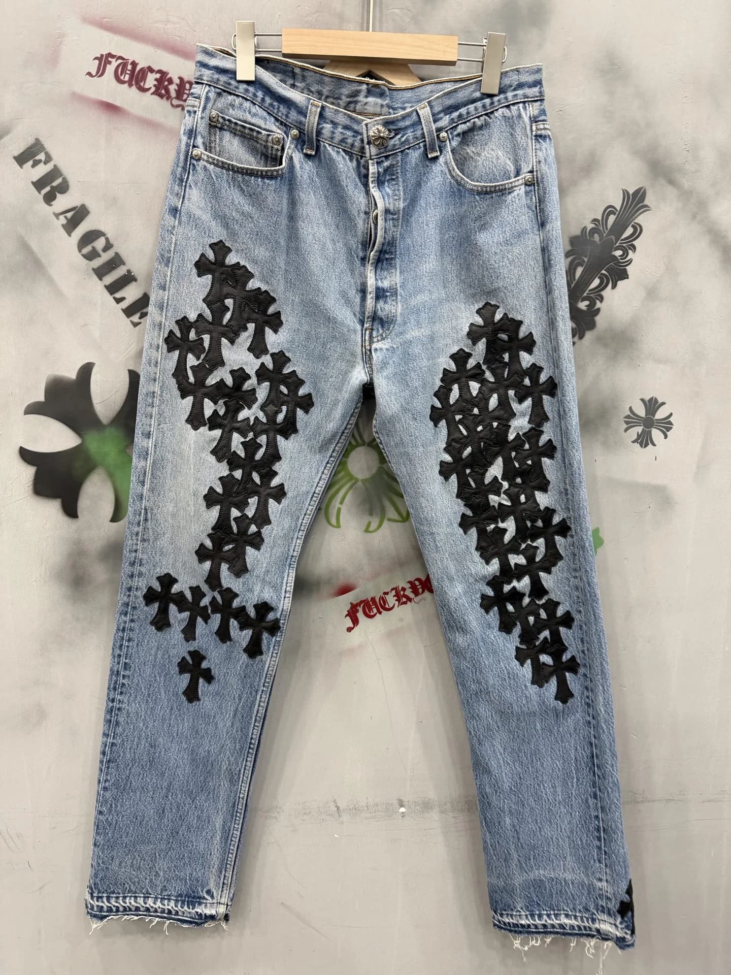 Синие джинсы Chrome Hearts x Levi's 501 с черными кожаными нашивками-крестами, вид спереди