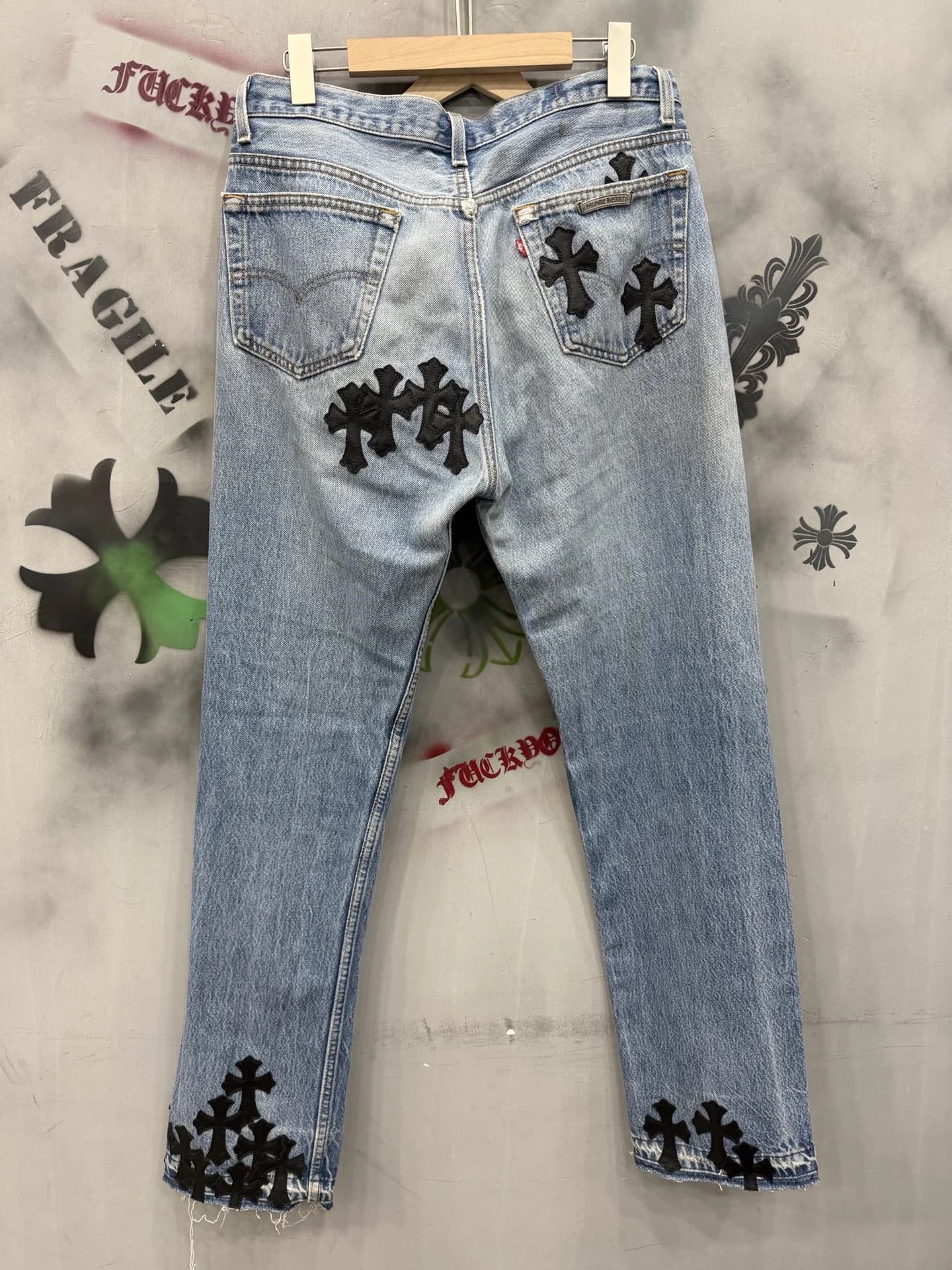 Синие джинсы Chrome Hearts x Levi's 501 с черными кожаными нашивками-крестами, вид сзади