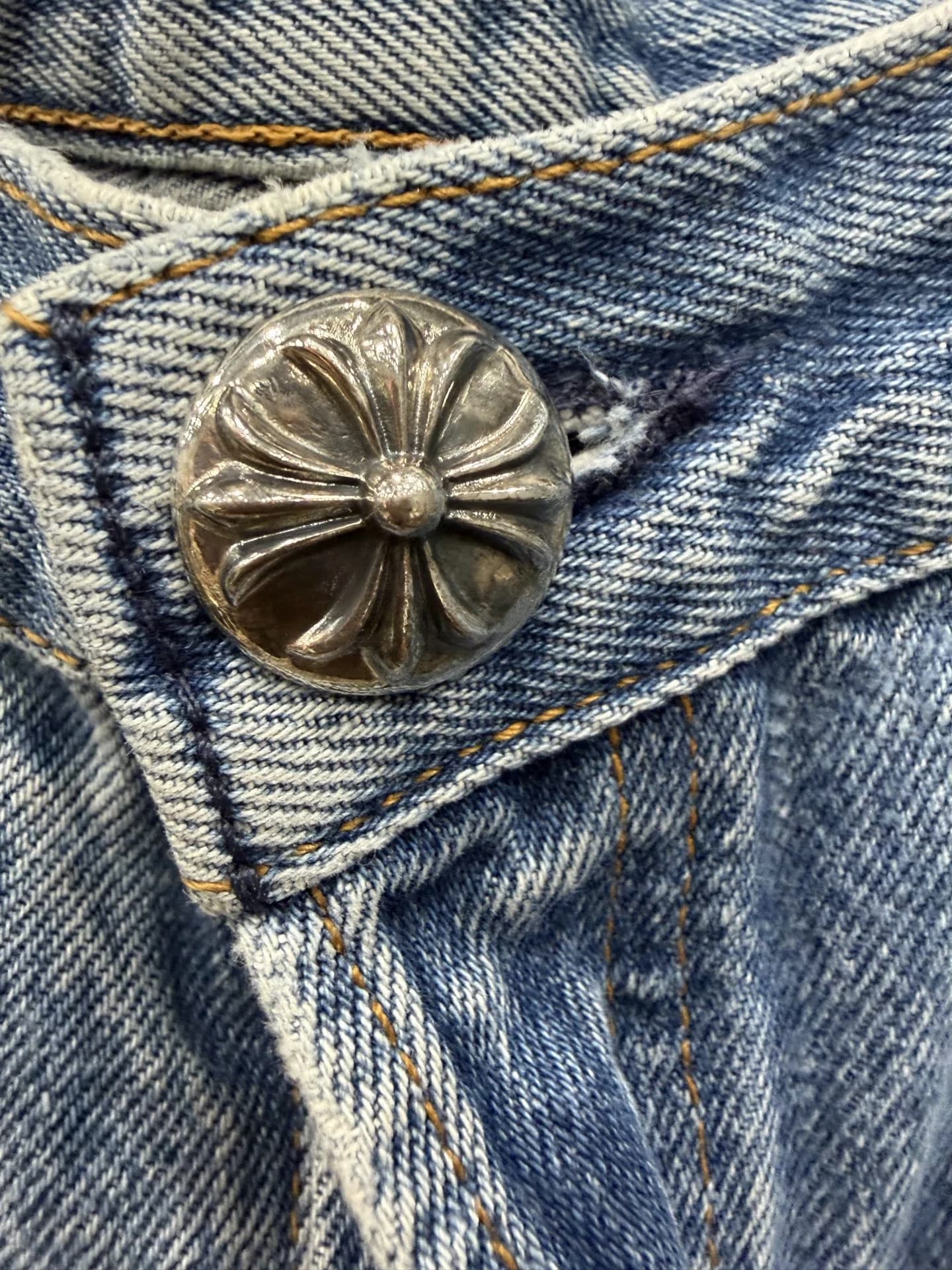 Серебряная пуговица-болт с фирменной гравировкой Chrome Hearts крупным планом