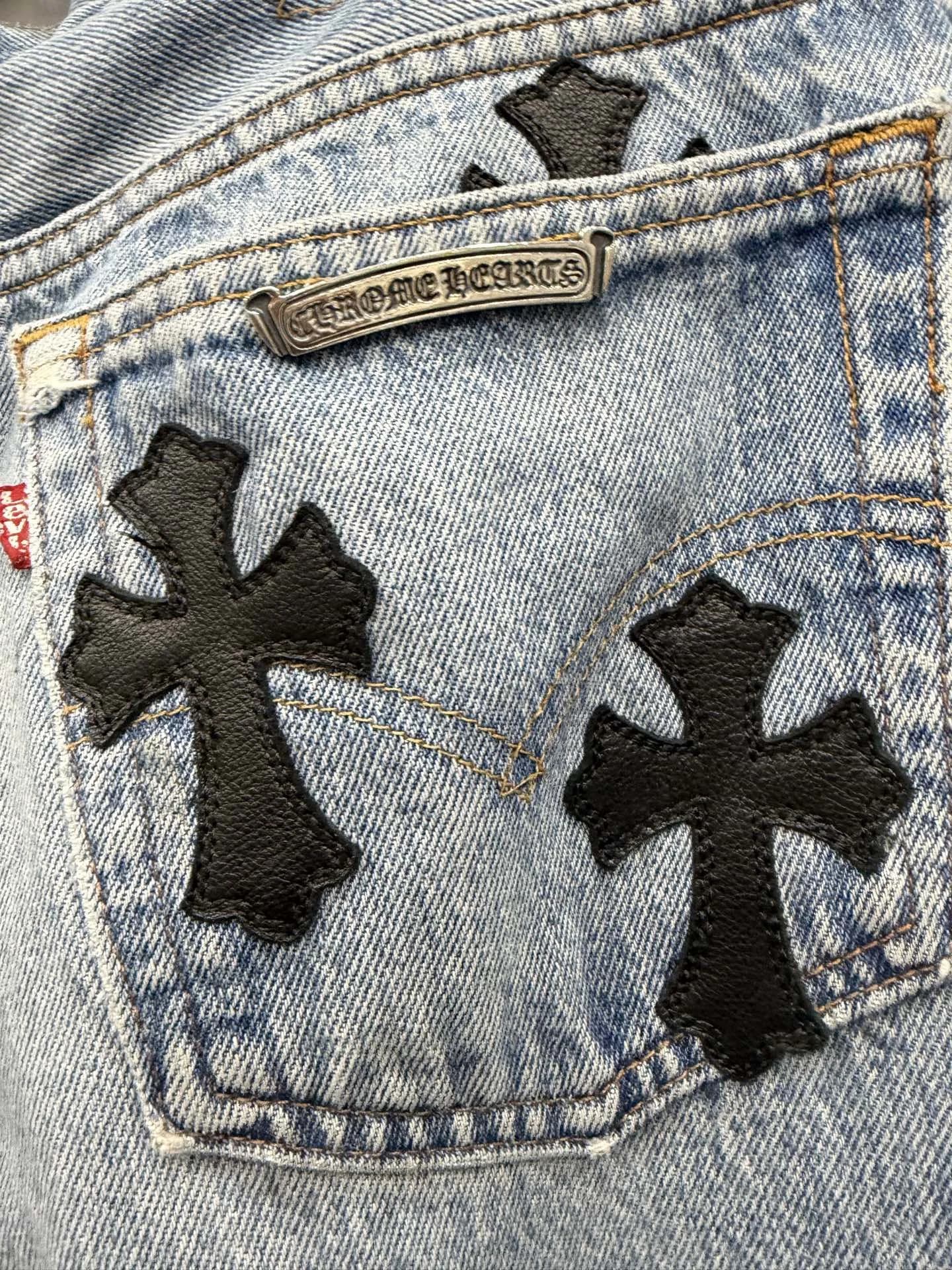 Задний карман джинсов с кожаными крестами и металлической пластиной Chrome Hearts