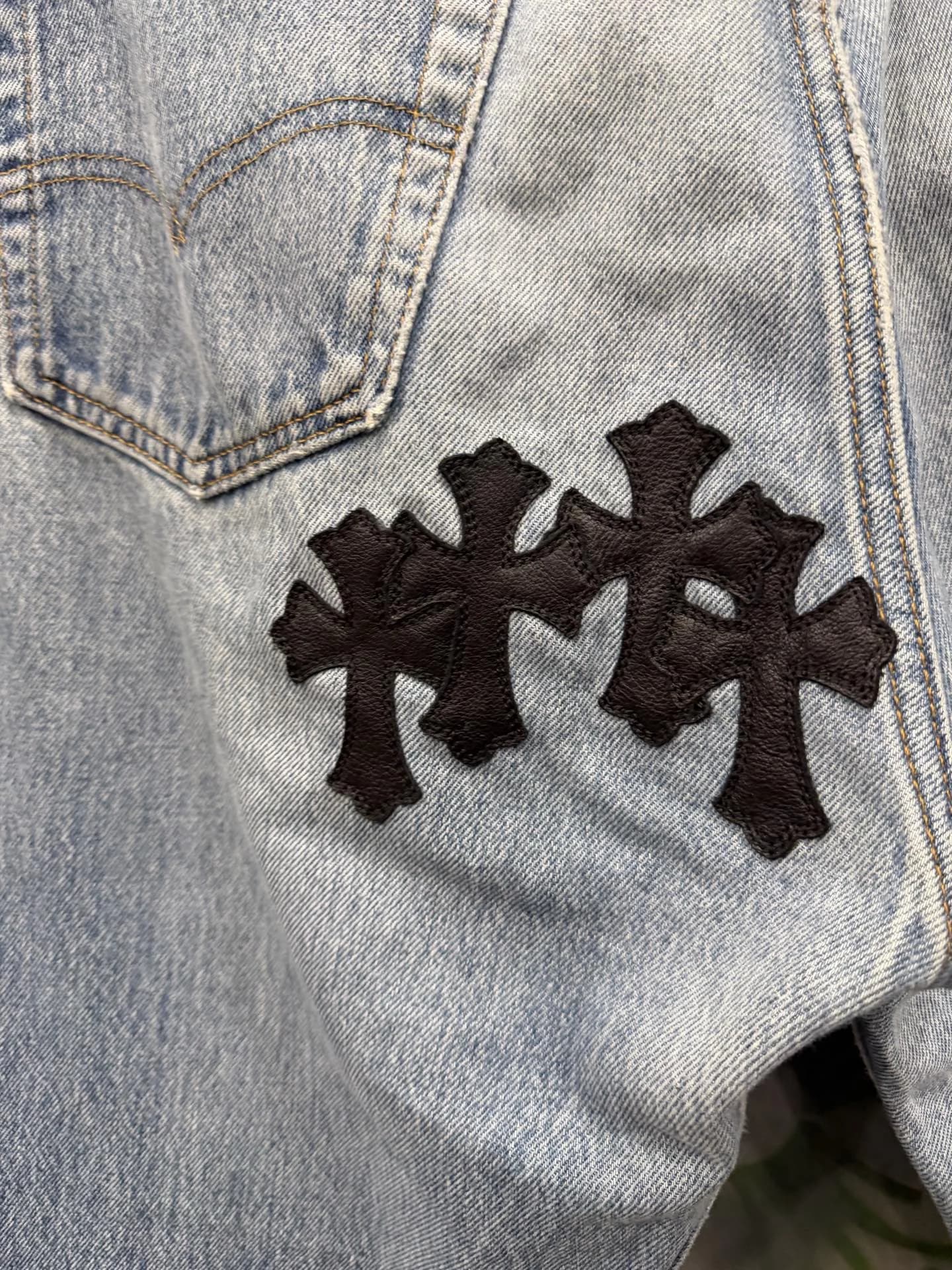 Кожаные нашивки-кресты на задней части джинсов Chrome Hearts x Levi's 501