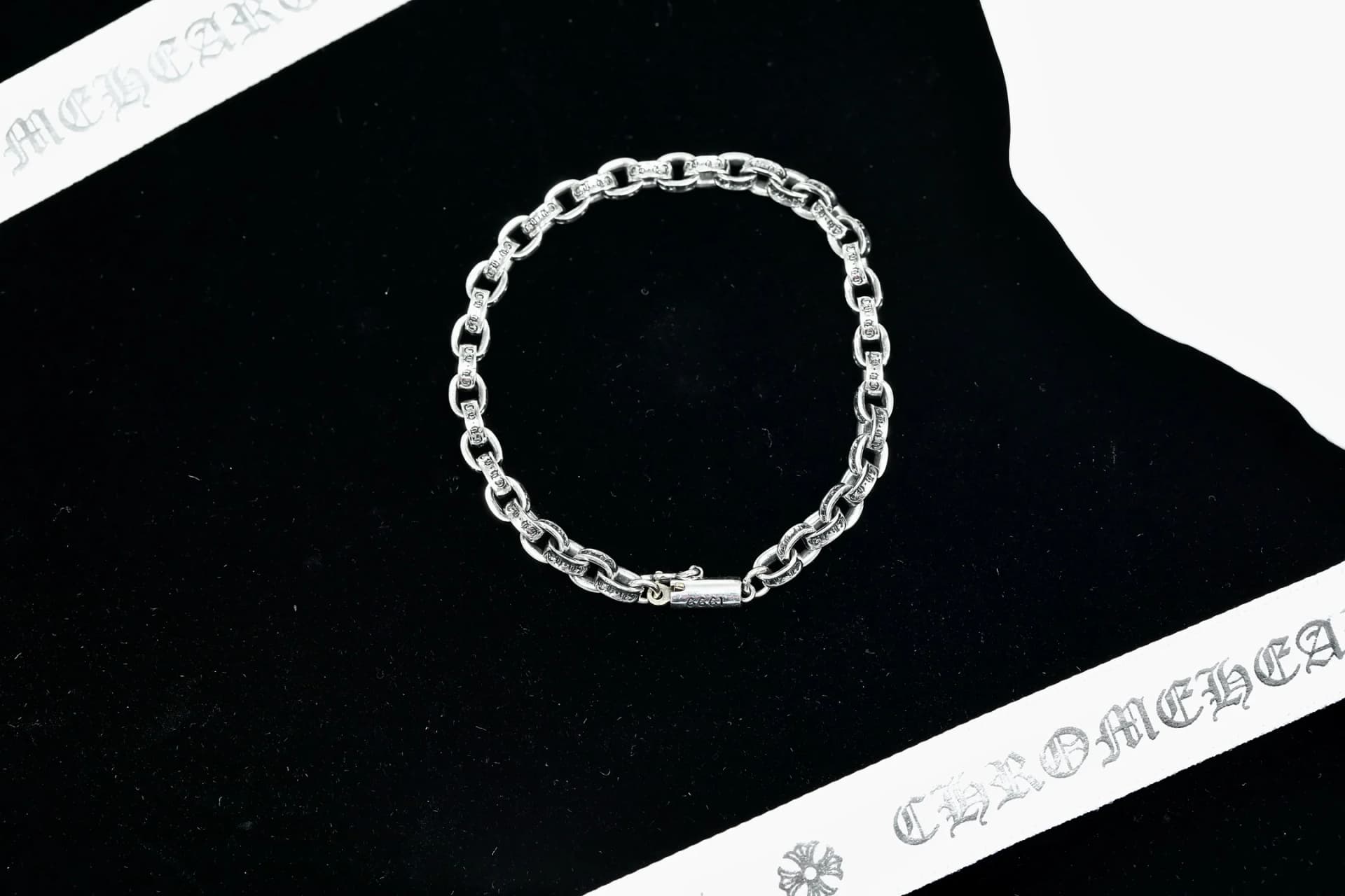 Браслет-цепь Chrome Hearts из серебра 925 пробы на черном фоне