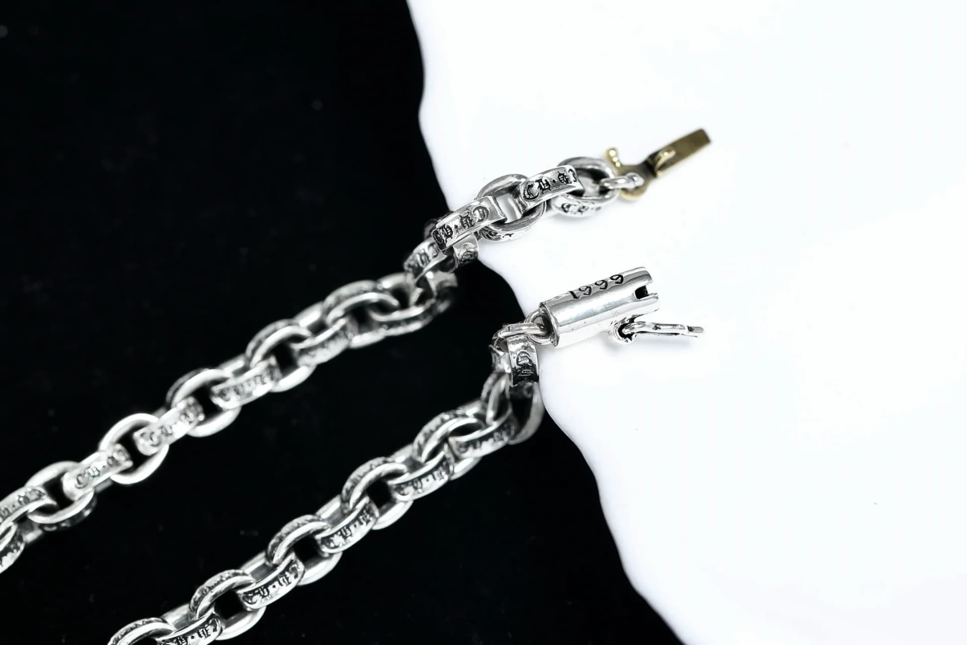 Детали замочного механизма браслета Chrome Hearts с гравировкой