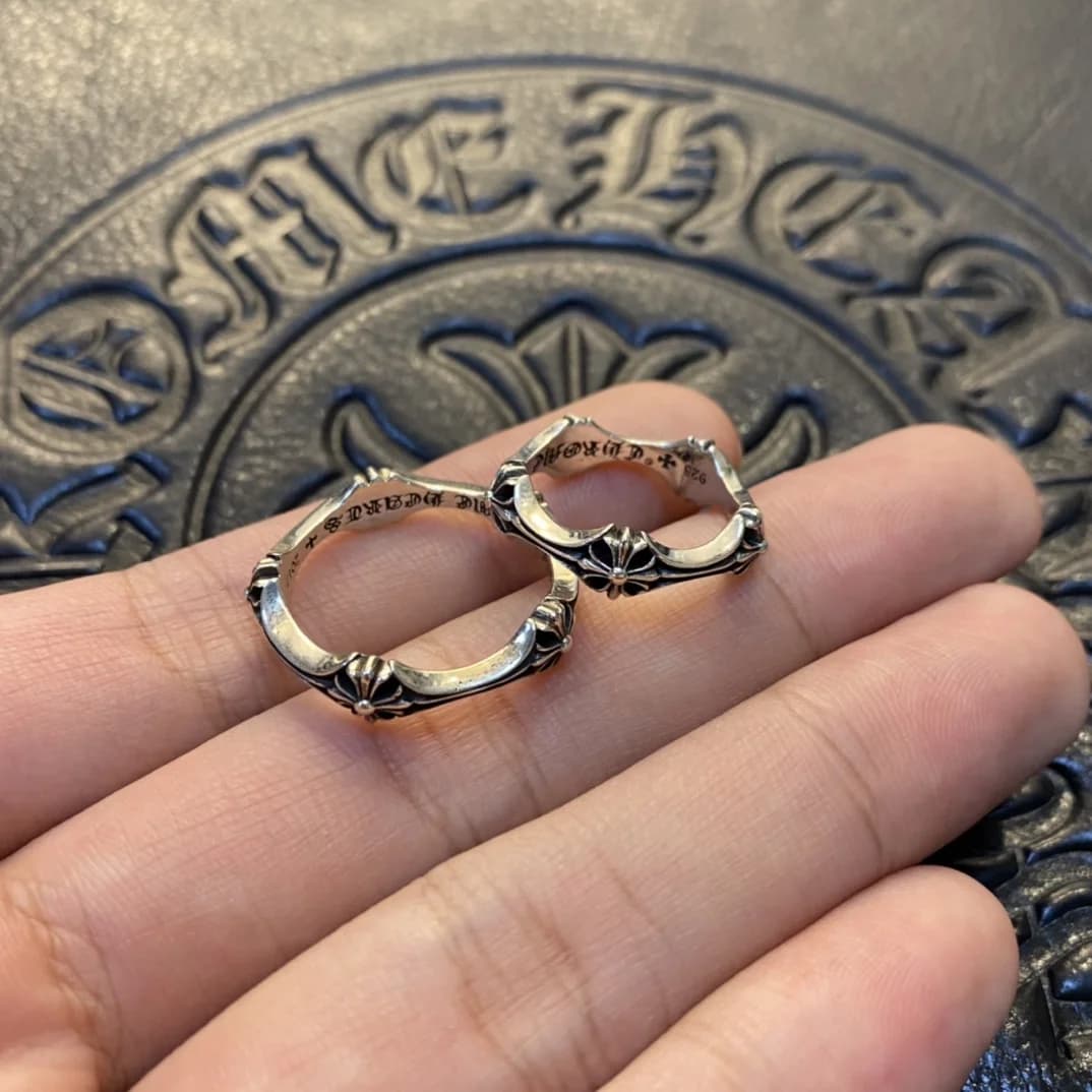 Два серебряных кольца с крестами Chrome Hearts на руке
