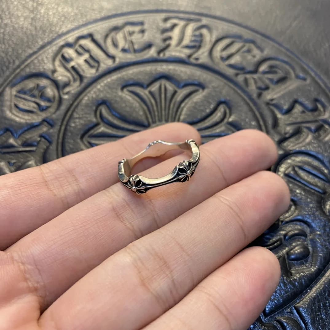 Серебряное кольцо с крестами Chrome Hearts на пальцах, вид сбоку