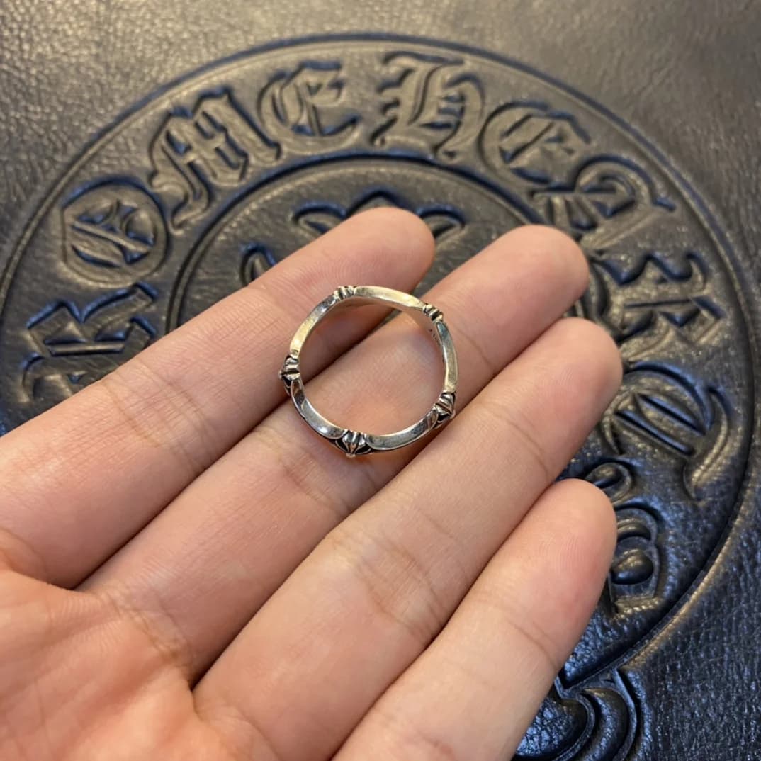 Серебряное кольцо Chrome Hearts с рельефным узором, вид сверху