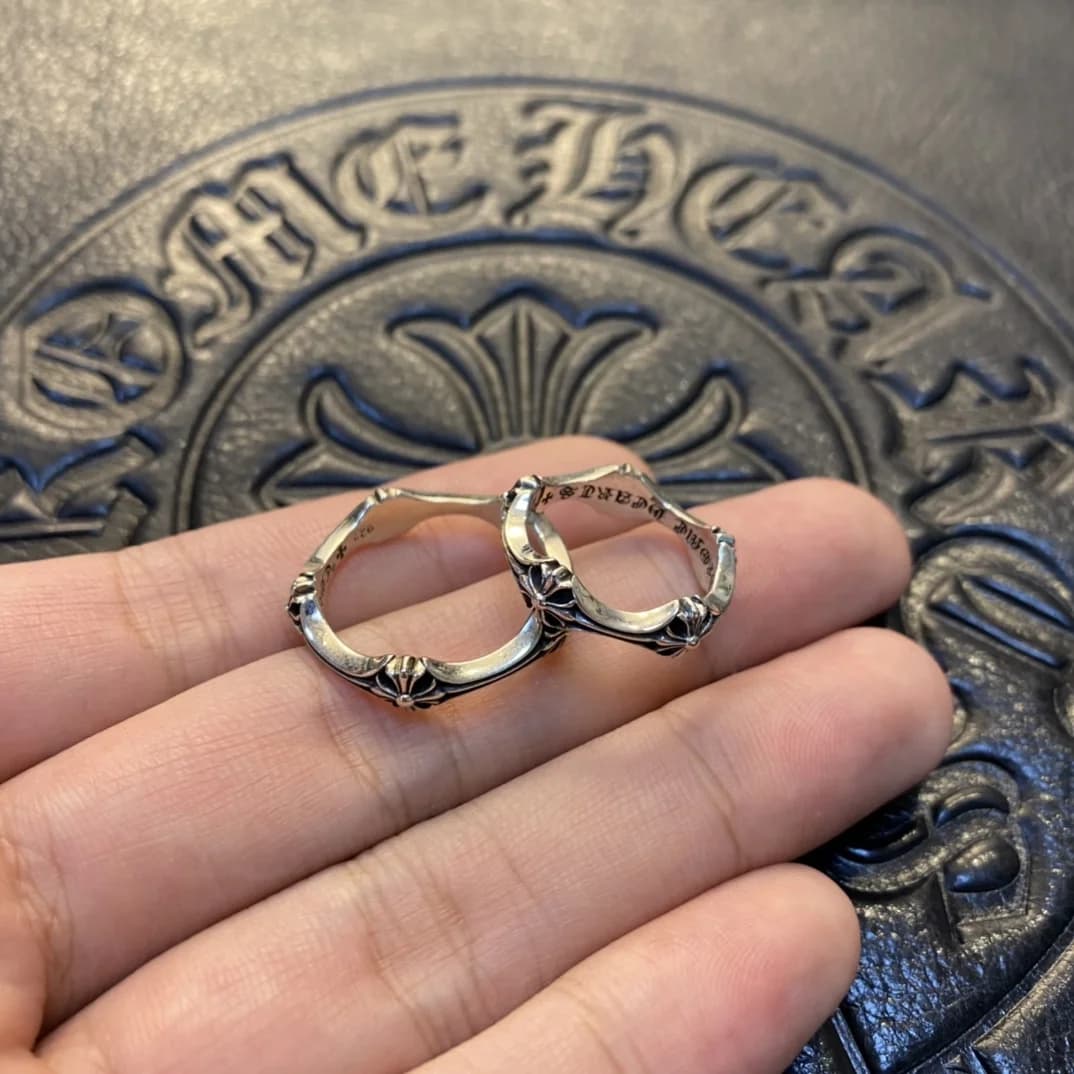 Пара серебряных колец Chrome Hearts с гравировкой и крестами