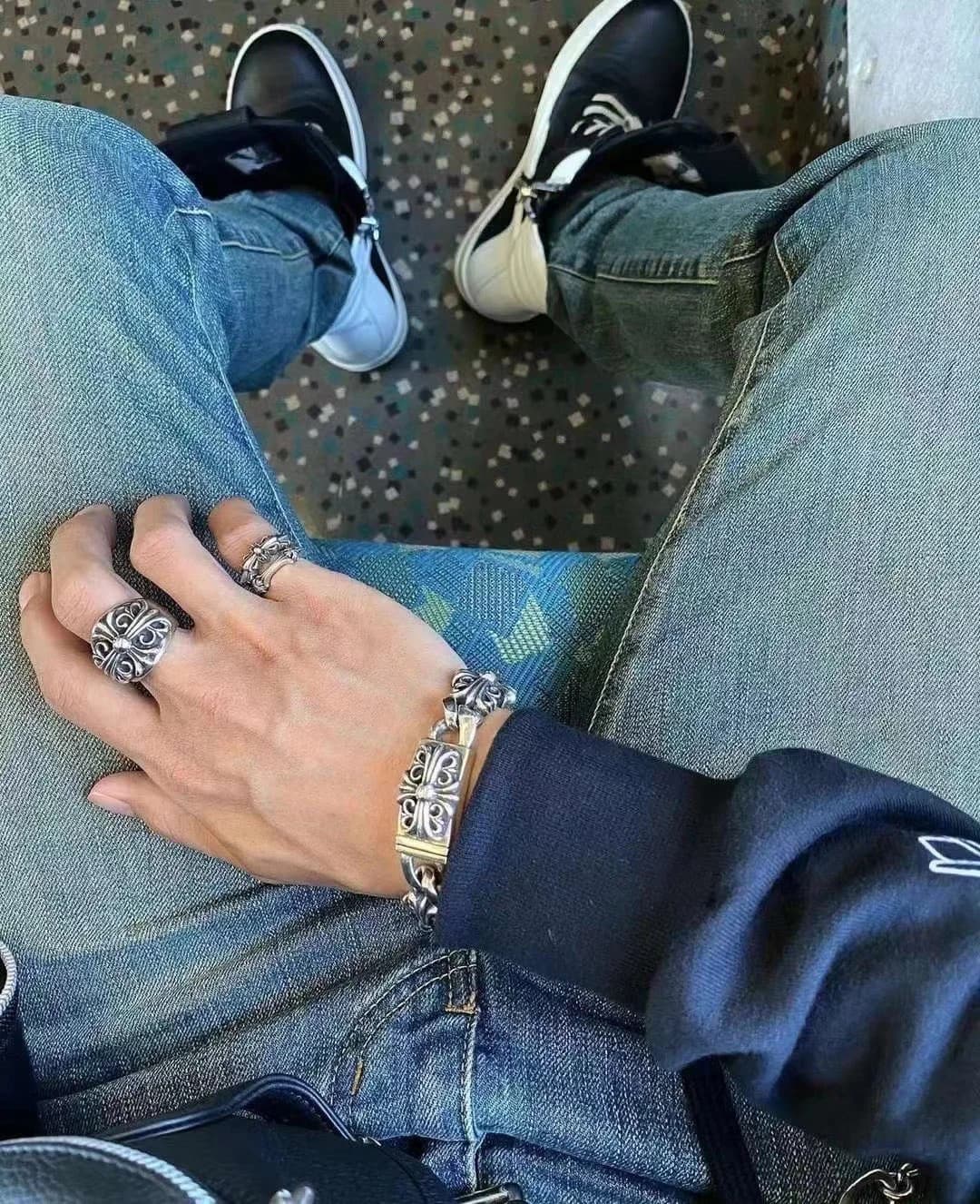 Серебряные кольца и браслет Chrome Hearts в образе с джинсами и кедами
