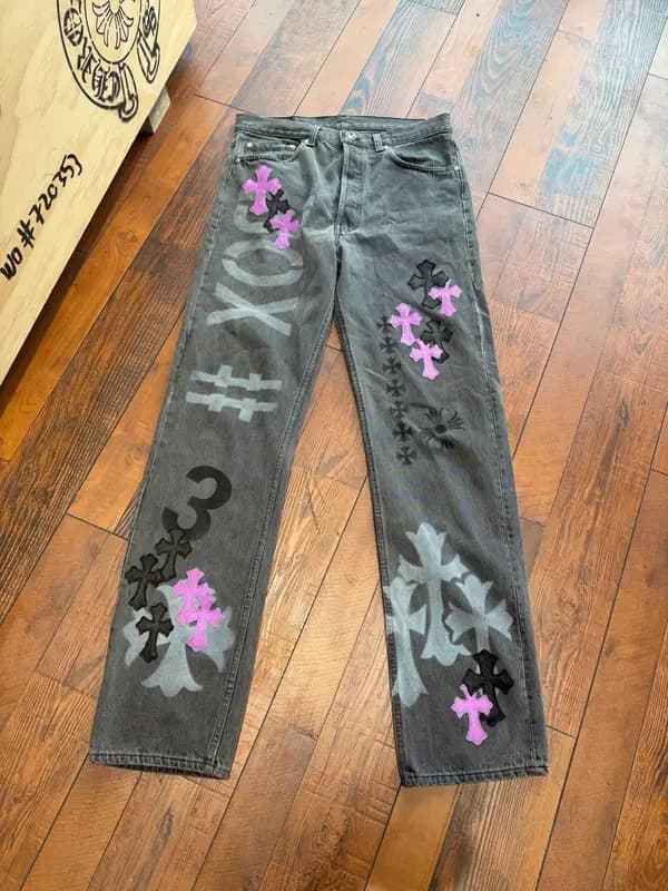 Джинсы Chrome Hearts Граффити (A07): серый деним с граффити, розовые и фиолетовые кожаные кресты