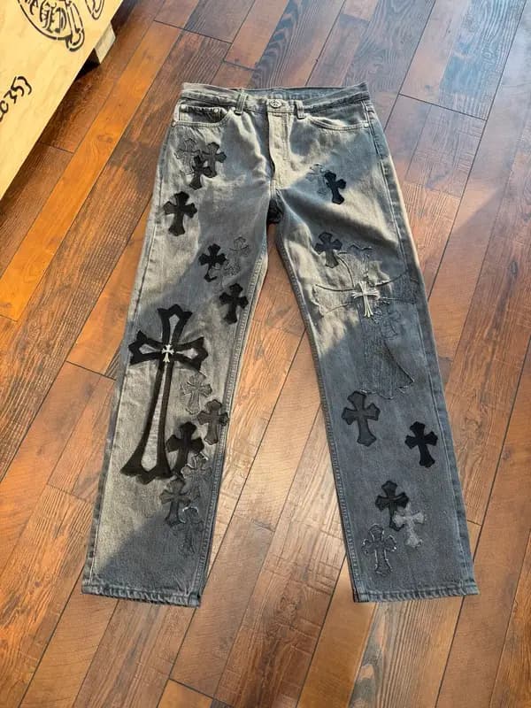 Джинсы Chrome Hearts Большой крест, серый (A11): серый деним, большой чёрный кожаный крест и россыпь крестов