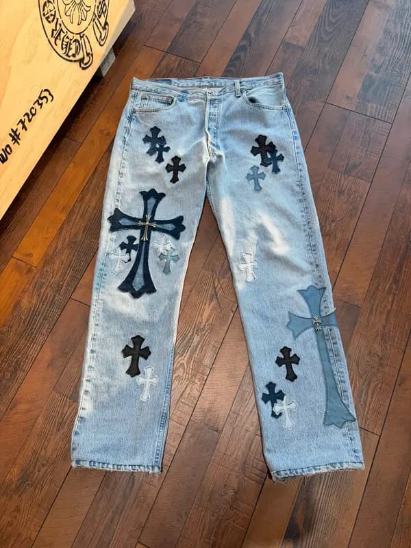 Джинсы Chrome Hearts Большой крест, голубой (A04): светло-голубой деним, большой денимовый крест и чёрные кожаные кресты