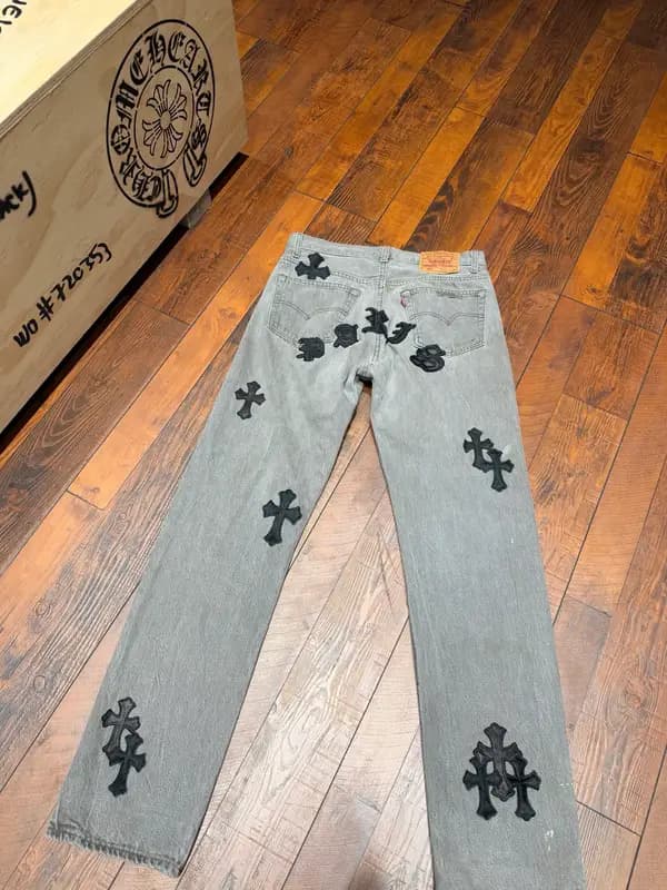 Джинсы Chrome Hearts Paris Limited (A05): выцветший серый деним, надпись PARIS сзади, чёрные кожаные кресты