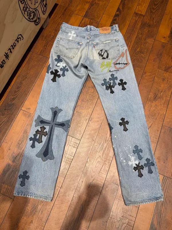 Джинсы Chrome Hearts Matty Boy (A12): светлый деним с граффити Matty Boy и большим крестом